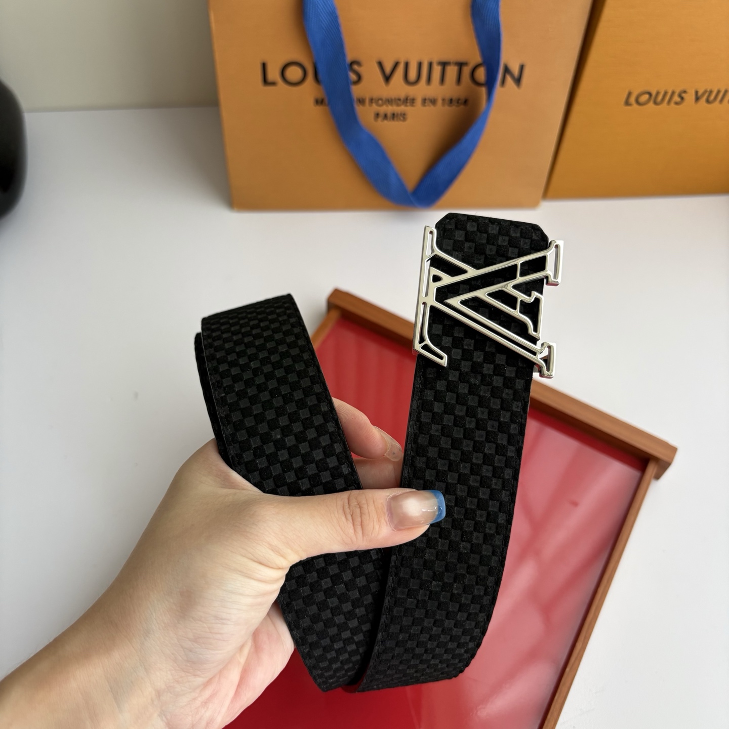 LOUIS VUITTON经典原单品质，一面经典压花格一面经典平纹，搭配原单精品挂扣，精工制作，细节看图，实物拍摄，高端