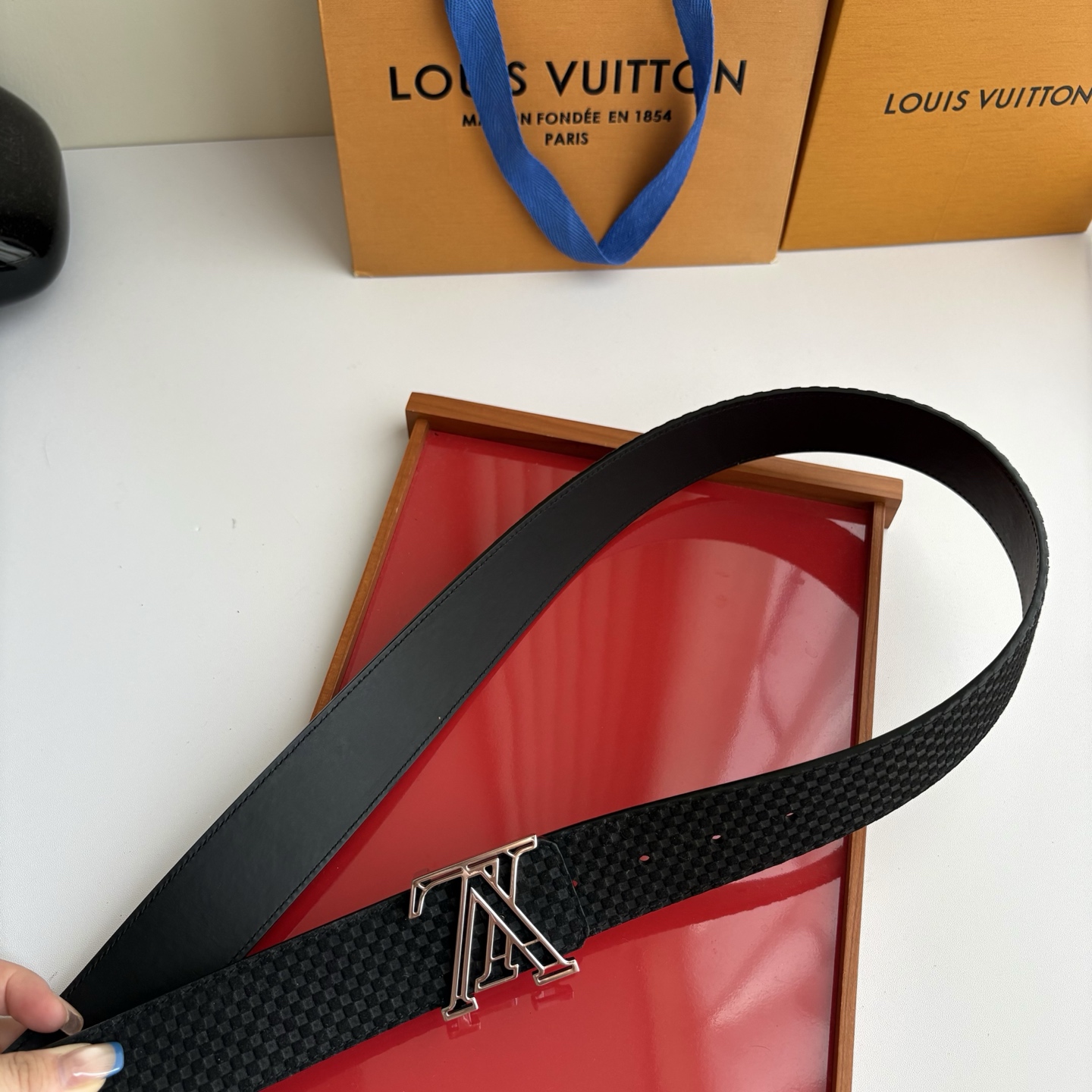 LOUIS VUITTON经典原单品质，一面经典压花格一面经典平纹，搭配原单精品挂扣，精工制作，细节看图，实物拍摄，高端