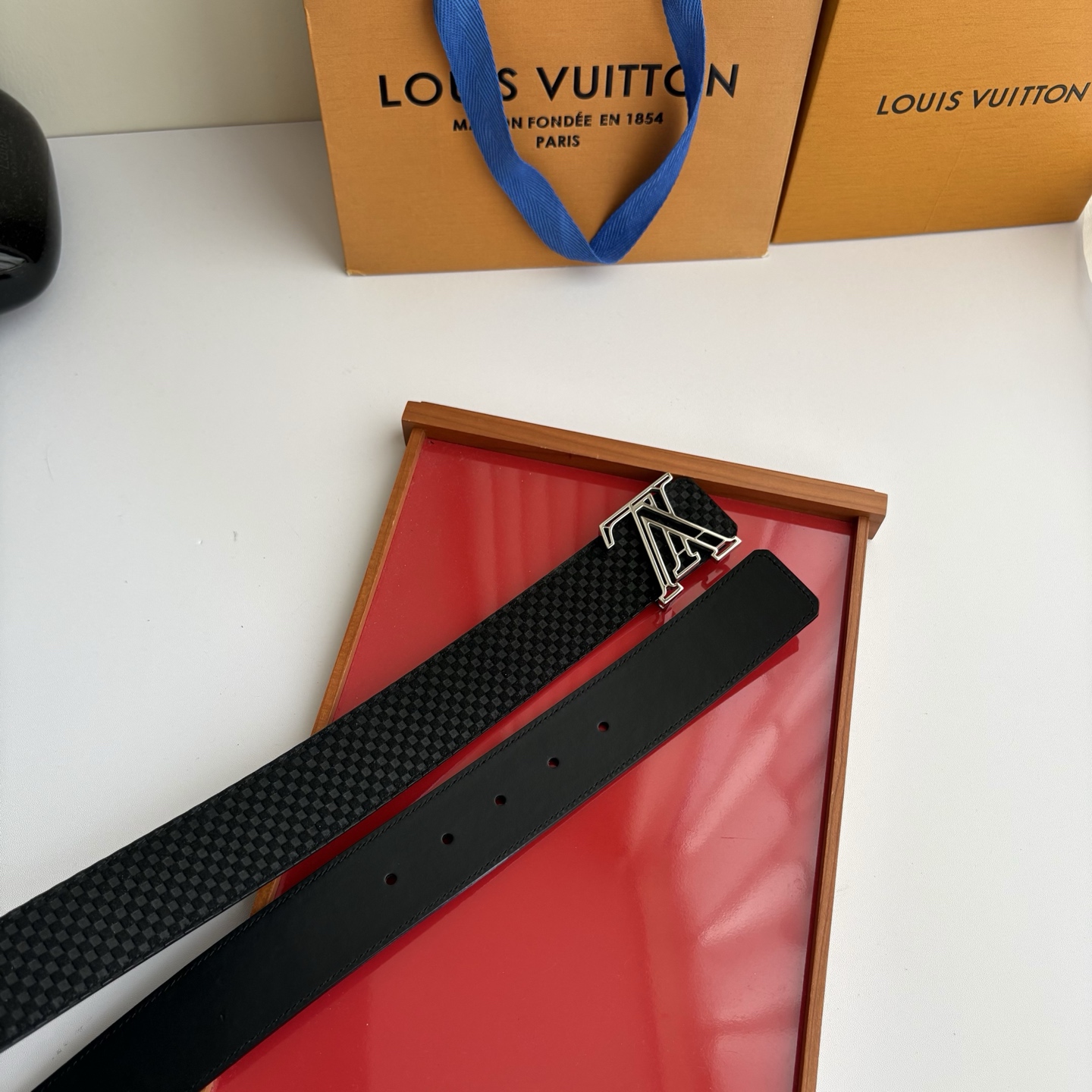 LOUIS VUITTON经典原单品质，一面经典压花格一面经典平纹，搭配原单精品挂扣，精工制作，细节看图，实物拍摄，高端
