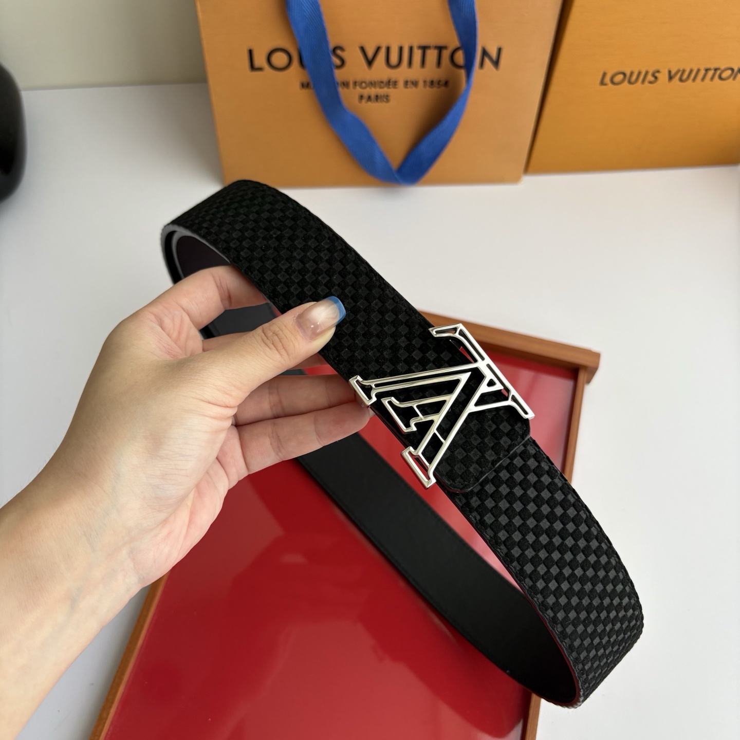 LOUIS VUITTON经典原单品质，一面经典压花格一面经典平纹，搭配原单精品挂扣，精工制作，细节看图，实物拍摄，高端