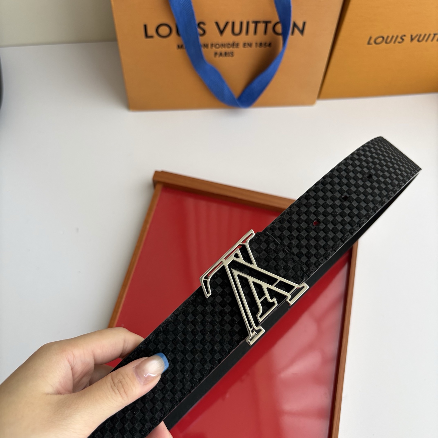 LOUIS VUITTON经典原单品质，一面经典压花格一面经典平纹，搭配原单精品挂扣，精工制作，细节看图，实物拍摄，高端