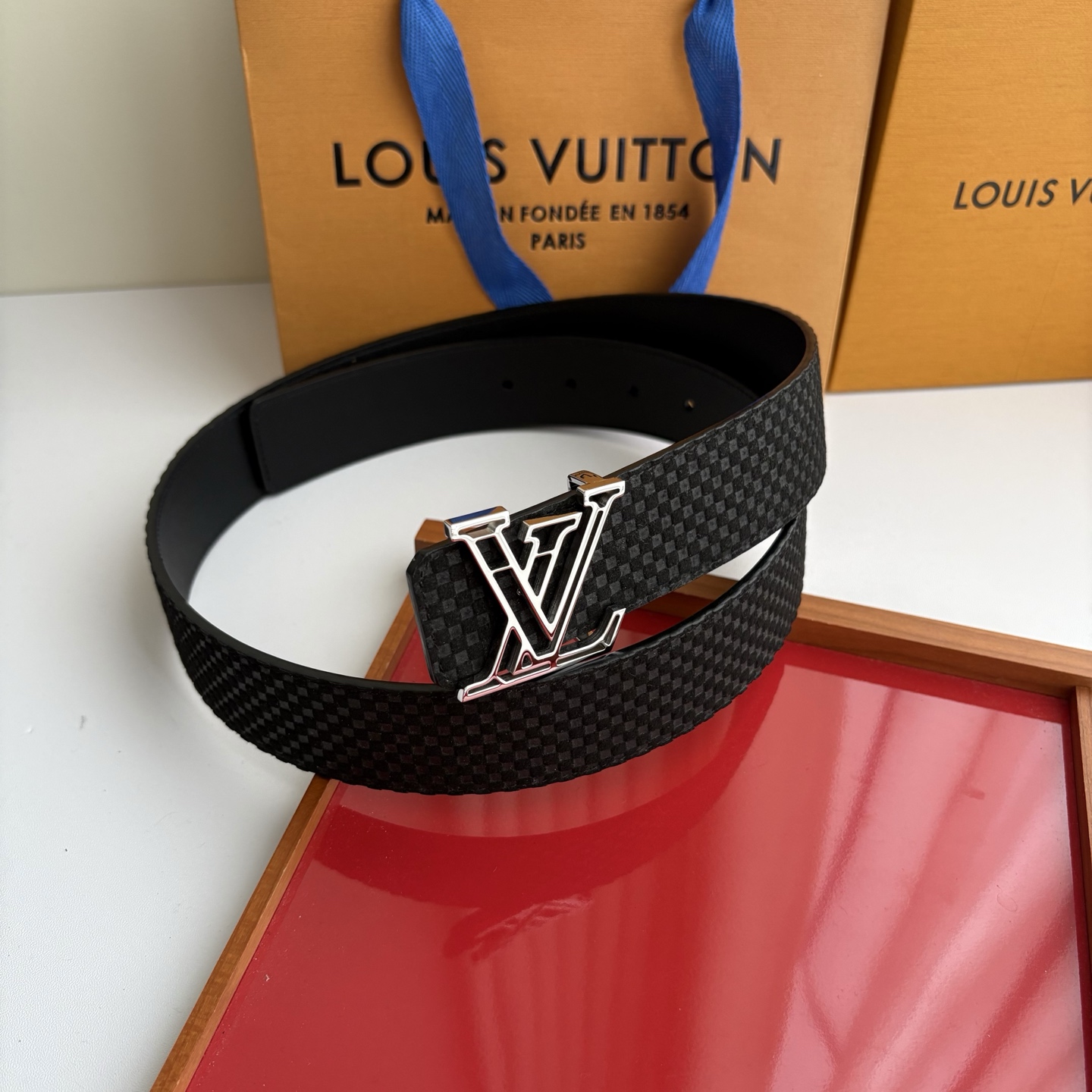 LOUIS VUITTON经典原单品质，一面经典压花格一面经典平纹，搭配原单精品挂扣，精工制作，细节看图，实物拍摄，高端