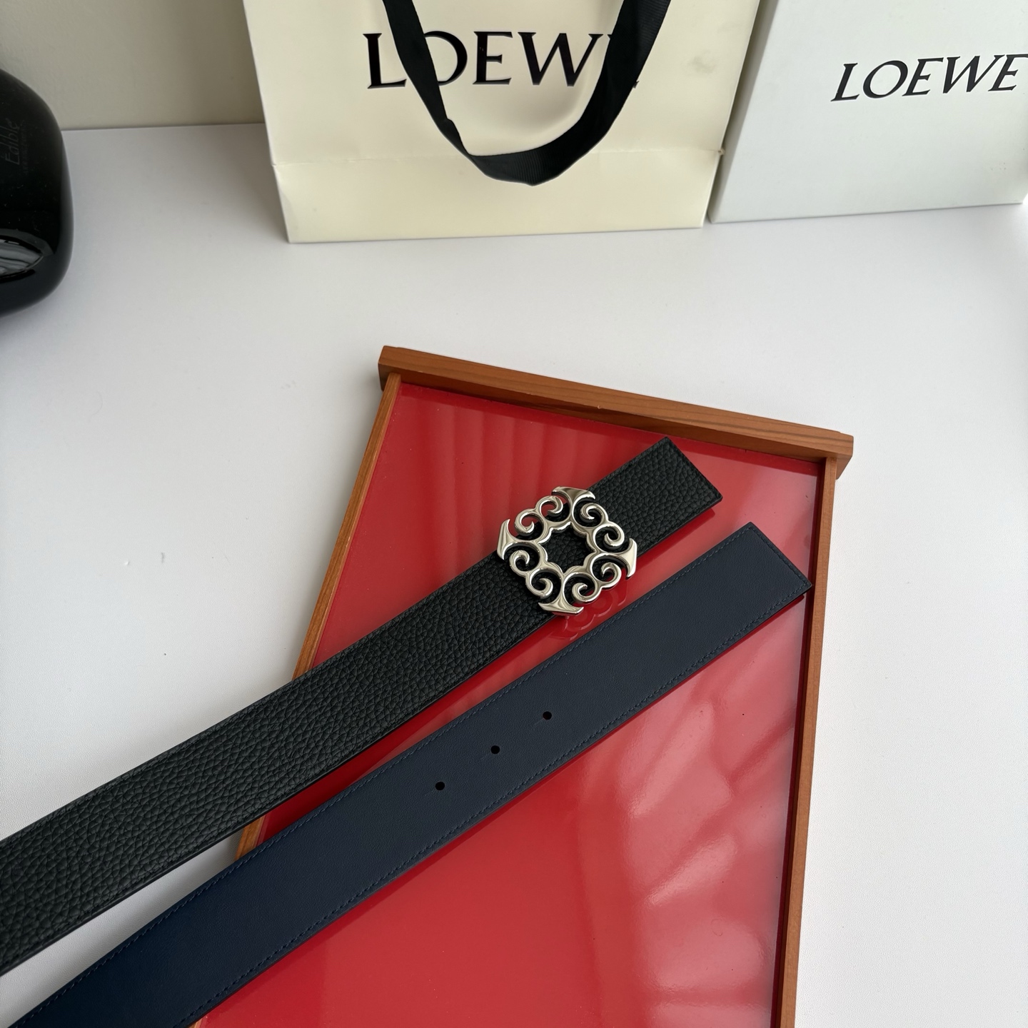 LOEWE (罗意威) 精品挂扣 搭配柔软双面小牛皮制作，时尚百搭，宽4.0cm