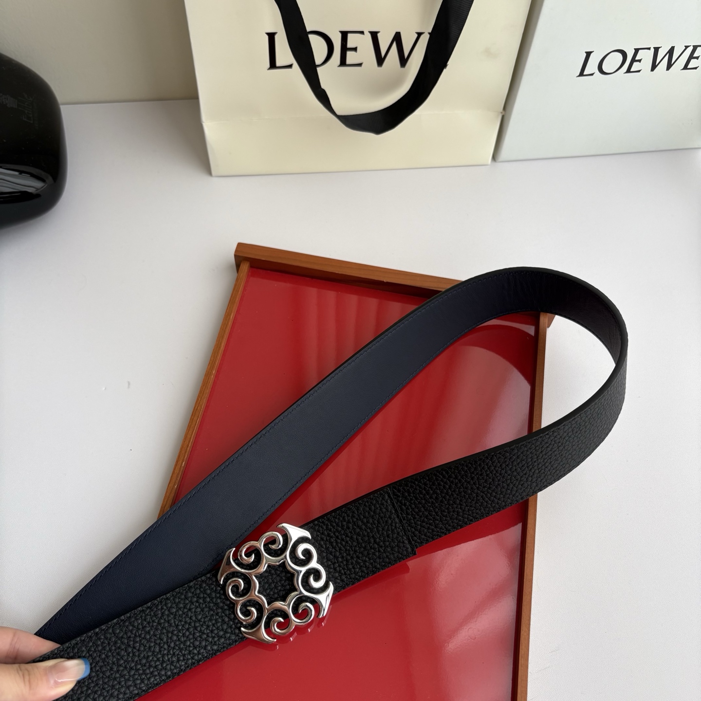 LOEWE (罗意威) 精品挂扣 搭配柔软双面小牛皮制作，时尚百搭，宽4.0cm