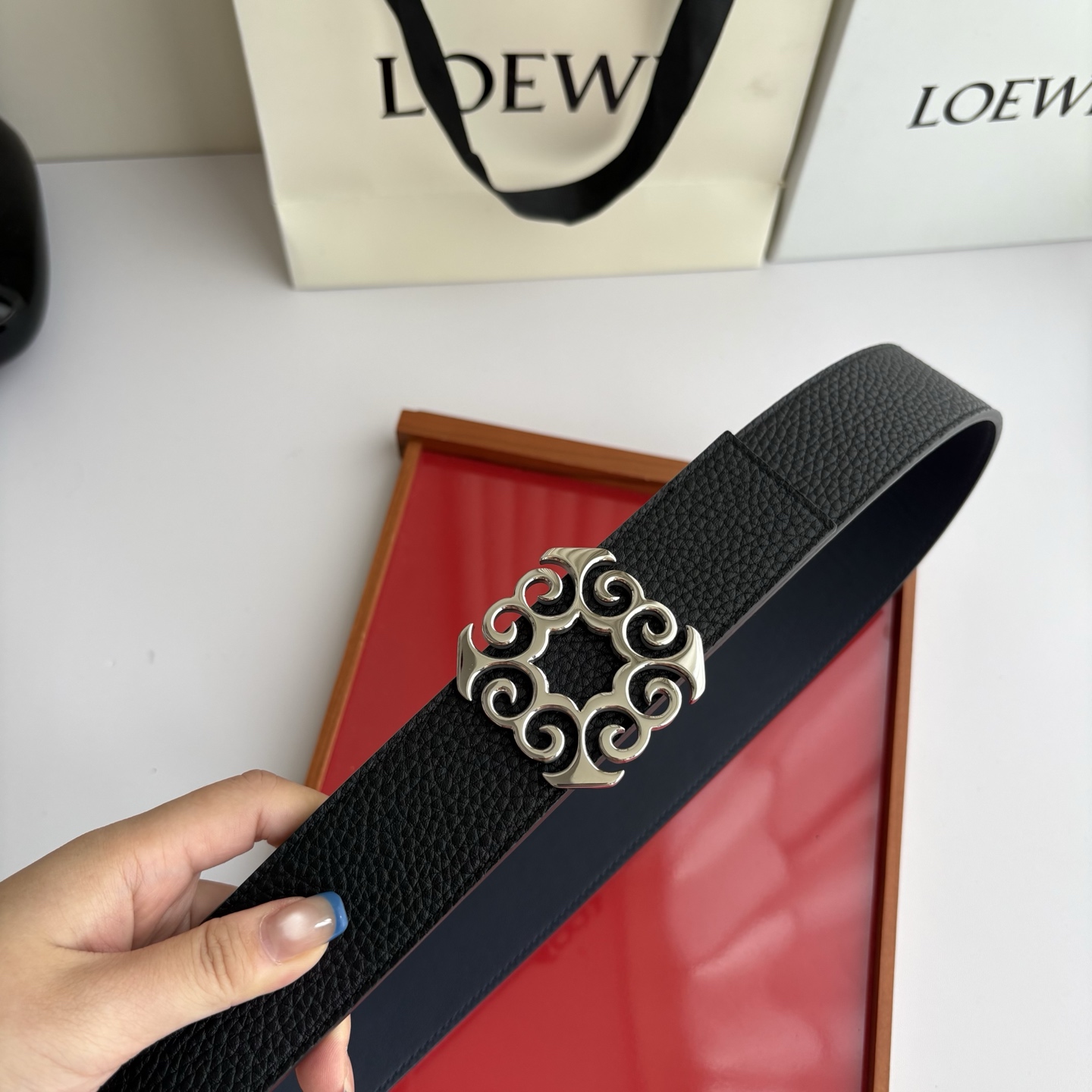 LOEWE (罗意威) 精品挂扣 搭配柔软双面小牛皮制作，时尚百搭，宽4.0cm