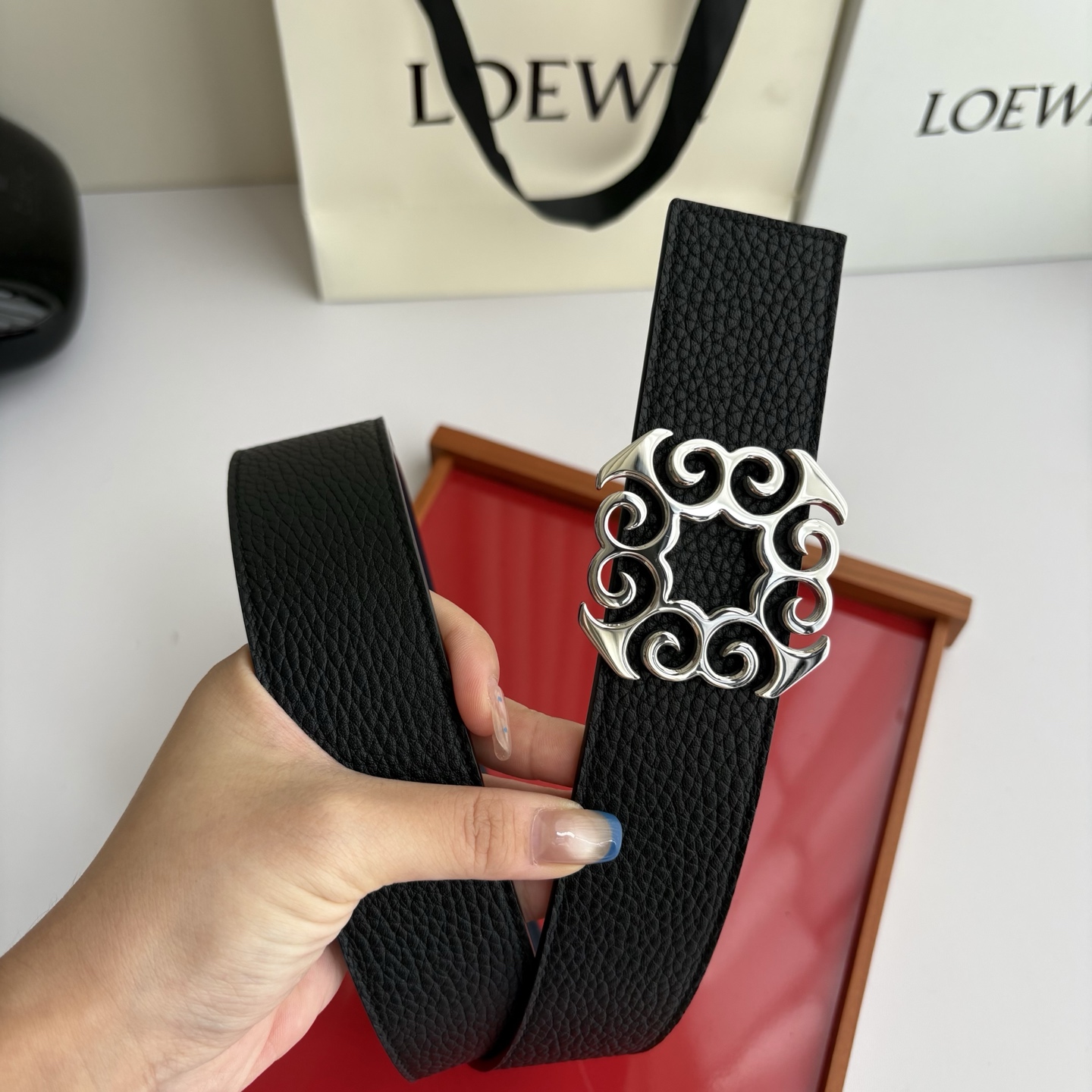 LOEWE (罗意威) 精品挂扣 搭配柔软双面小牛皮制作，时尚百搭，宽4.0cm