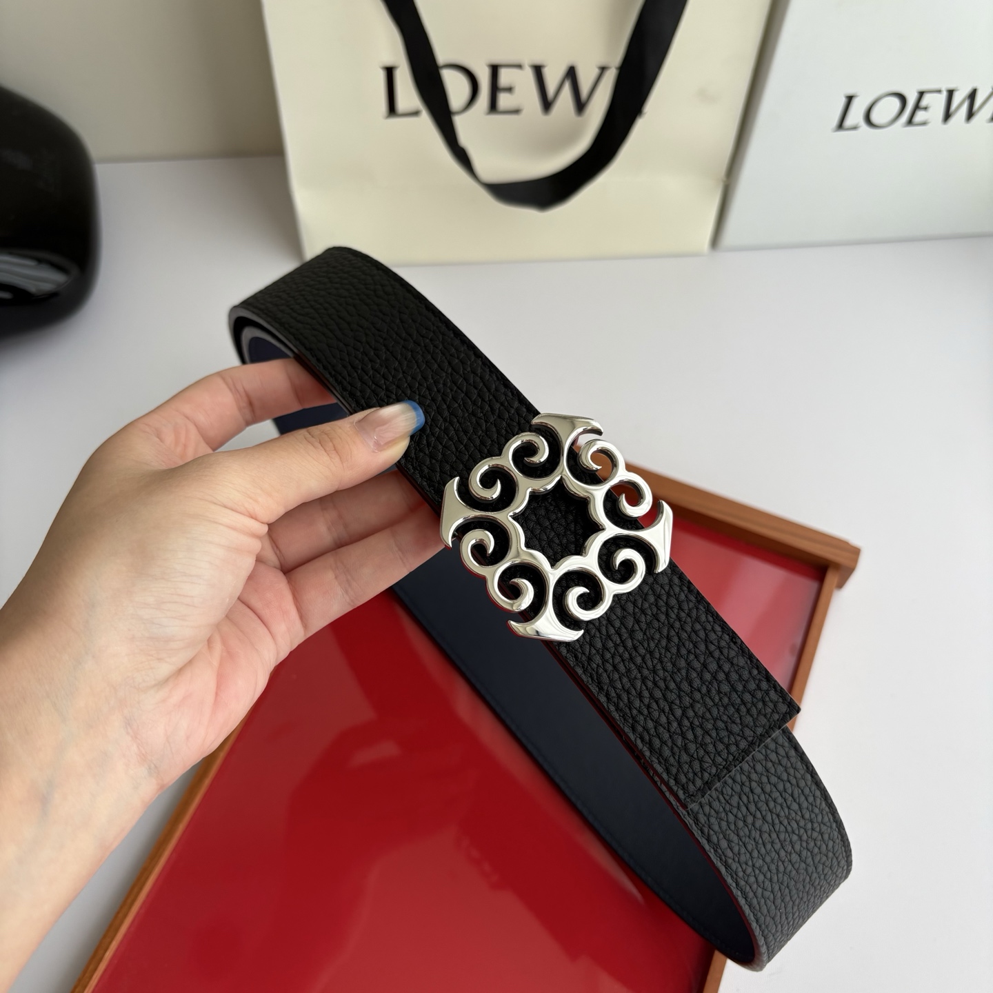 LOEWE (罗意威) 精品挂扣 搭配柔软双面小牛皮制作，时尚百搭，宽4.0cm