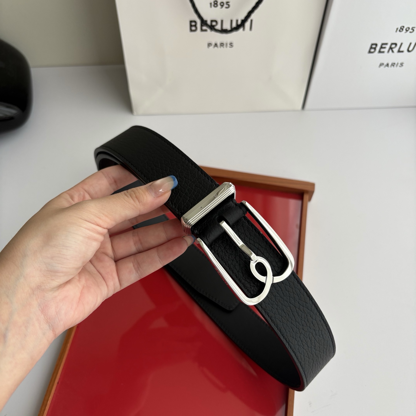 伯尔鲁帝 〖  Berluti  〗:采用意大利Venezia皮革和Patina古法染色工艺双面顶级头层小牛皮，搭配专柜