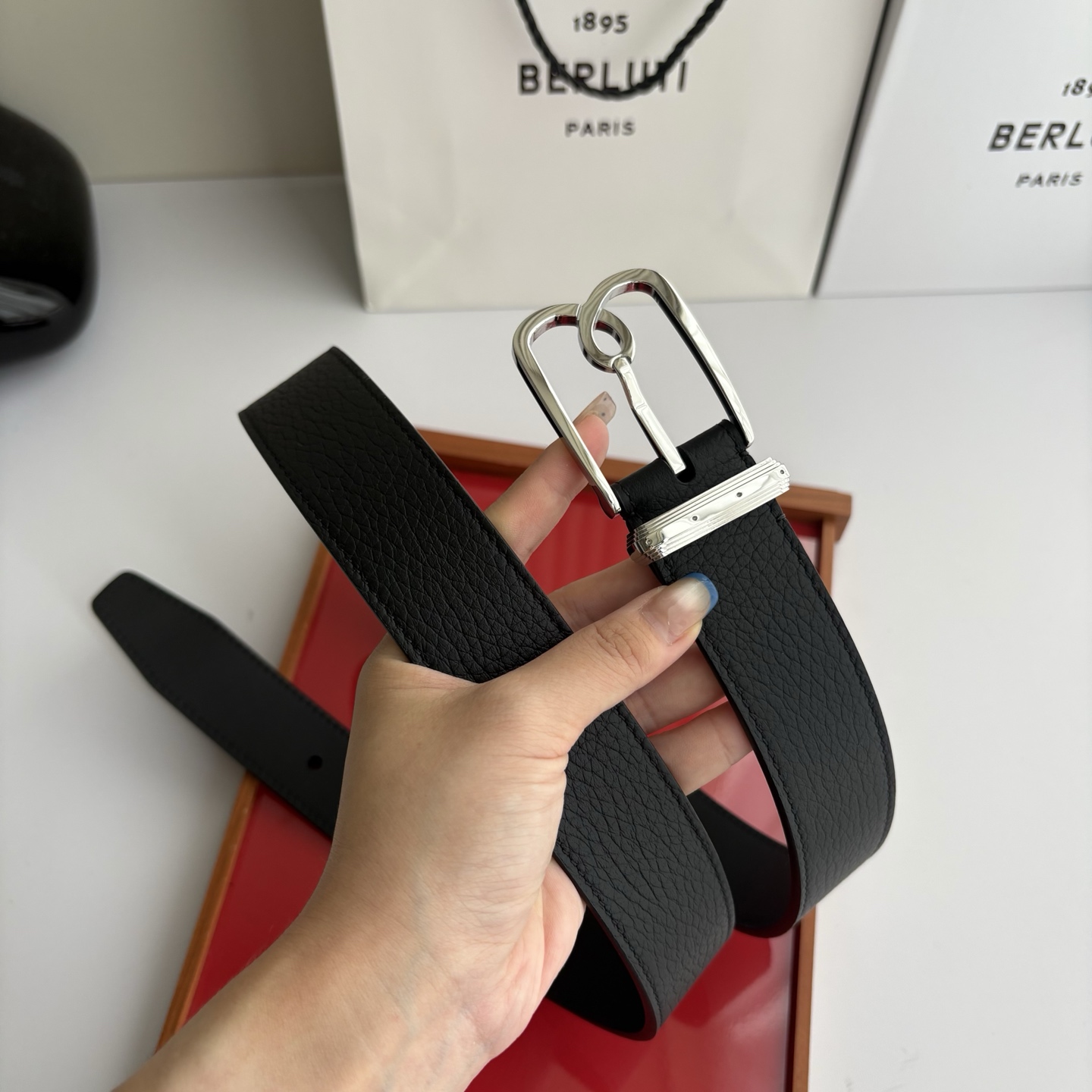 伯尔鲁帝 〖  Berluti  〗:采用意大利Venezia皮革和Patina古法染色工艺双面顶级头层小牛皮，搭配专柜