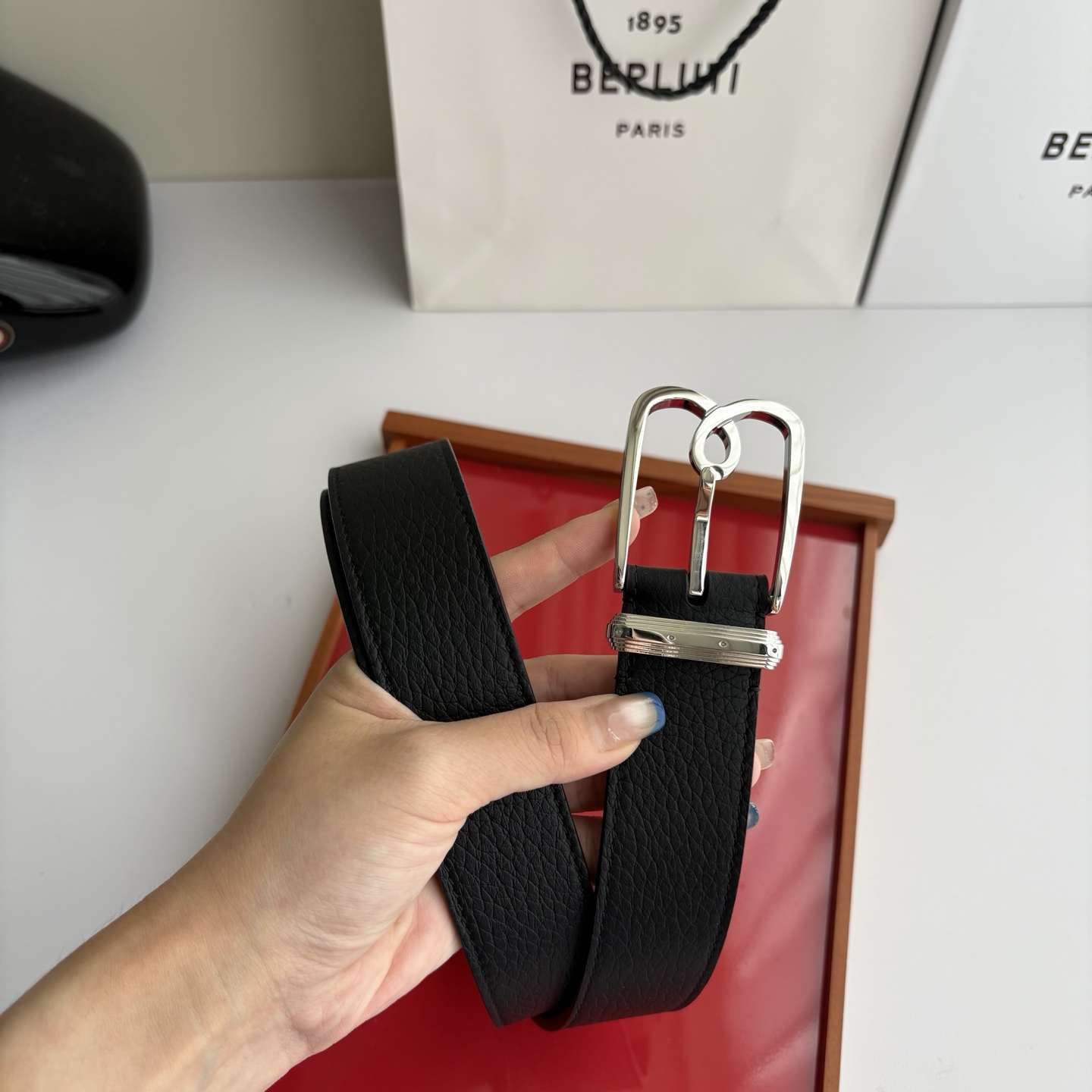 伯尔鲁帝 〖  Berluti  〗:采用意大利Venezia皮革和Patina古法染色工艺双面顶级头层小牛皮，搭配专柜