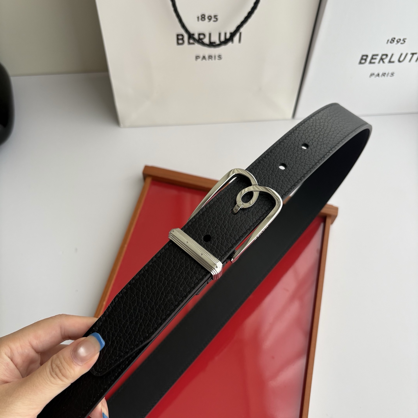 伯尔鲁帝 〖  Berluti  〗:采用意大利Venezia皮革和Patina古法染色工艺双面顶级头层小牛皮，搭配专柜