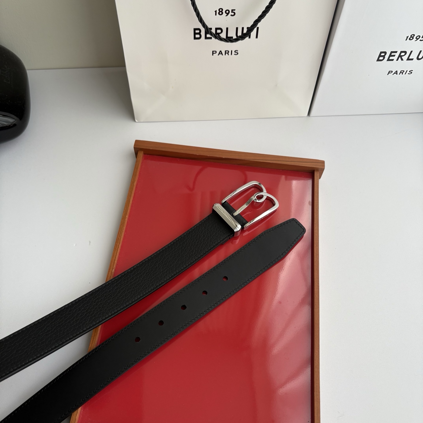 伯尔鲁帝 〖  Berluti  〗:采用意大利Venezia皮革和Patina古法染色工艺双面顶级头层小牛皮，搭配专柜