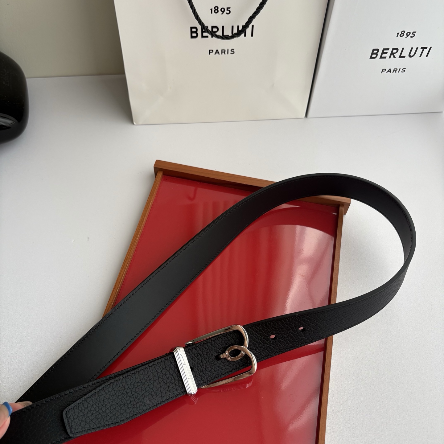 伯尔鲁帝 〖  Berluti  〗:采用意大利Venezia皮革和Patina古法染色工艺双面顶级头层小牛皮，搭配专柜