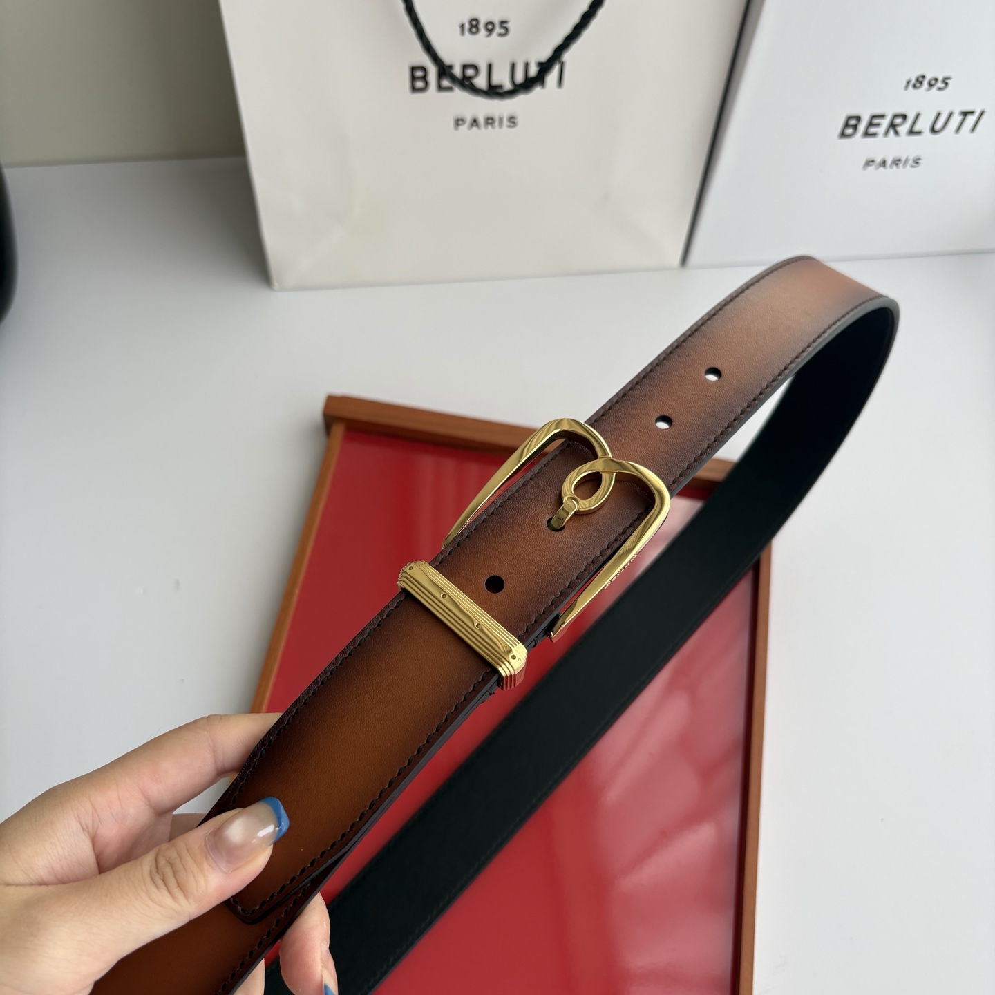 伯尔鲁帝 〖  Berluti  〗:采用意大利Venezia皮革和Patina古法染色工艺双面顶级头层小牛皮，搭配专柜