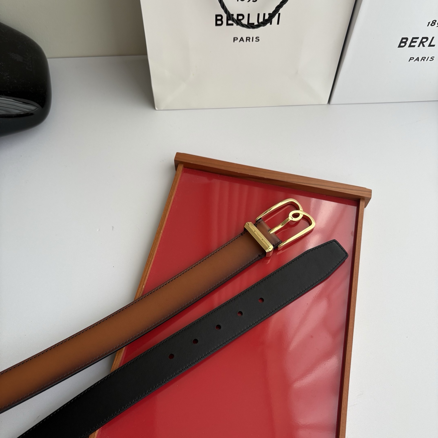 伯尔鲁帝 〖  Berluti  〗:采用意大利Venezia皮革和Patina古法染色工艺双面顶级头层小牛皮，搭配专柜