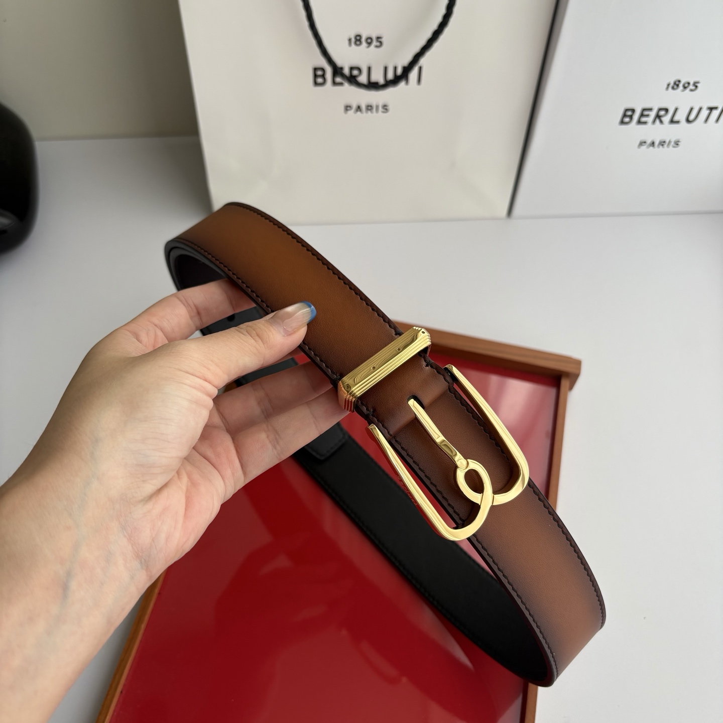 伯尔鲁帝 〖  Berluti  〗:采用意大利Venezia皮革和Patina古法染色工艺双面顶级头层小牛皮，搭配专柜