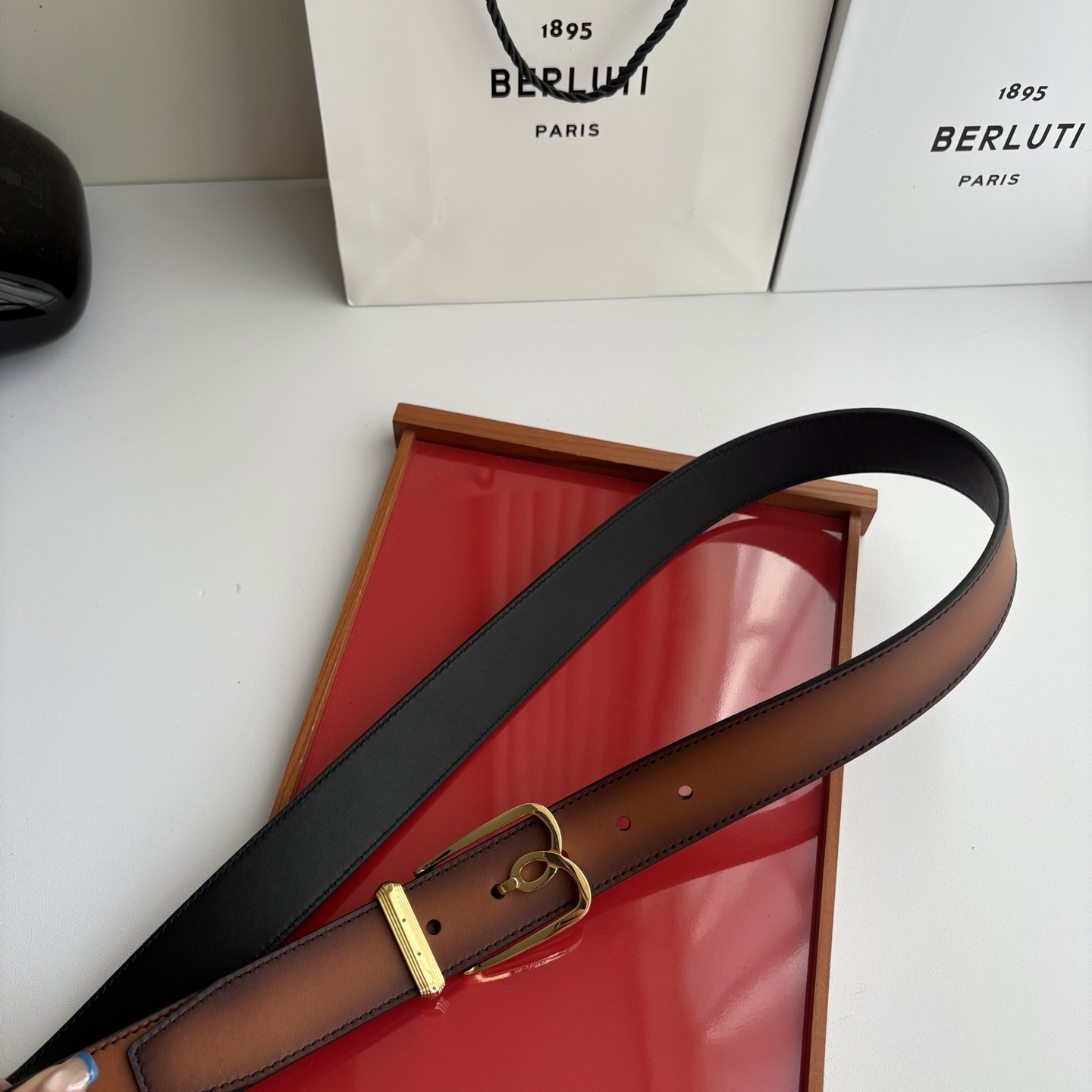 伯尔鲁帝 〖  Berluti  〗:采用意大利Venezia皮革和Patina古法染色工艺双面顶级头层小牛皮，搭配专柜