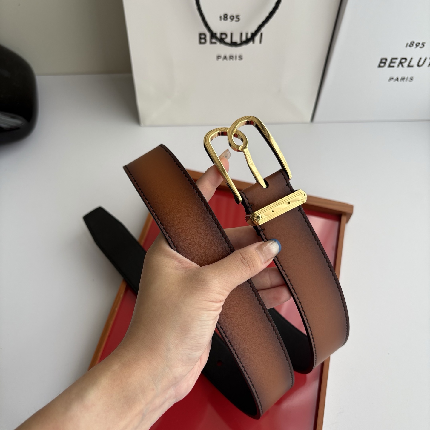 伯尔鲁帝 〖  Berluti  〗:采用意大利Venezia皮革和Patina古法染色工艺双面顶级头层小牛皮，搭配专柜