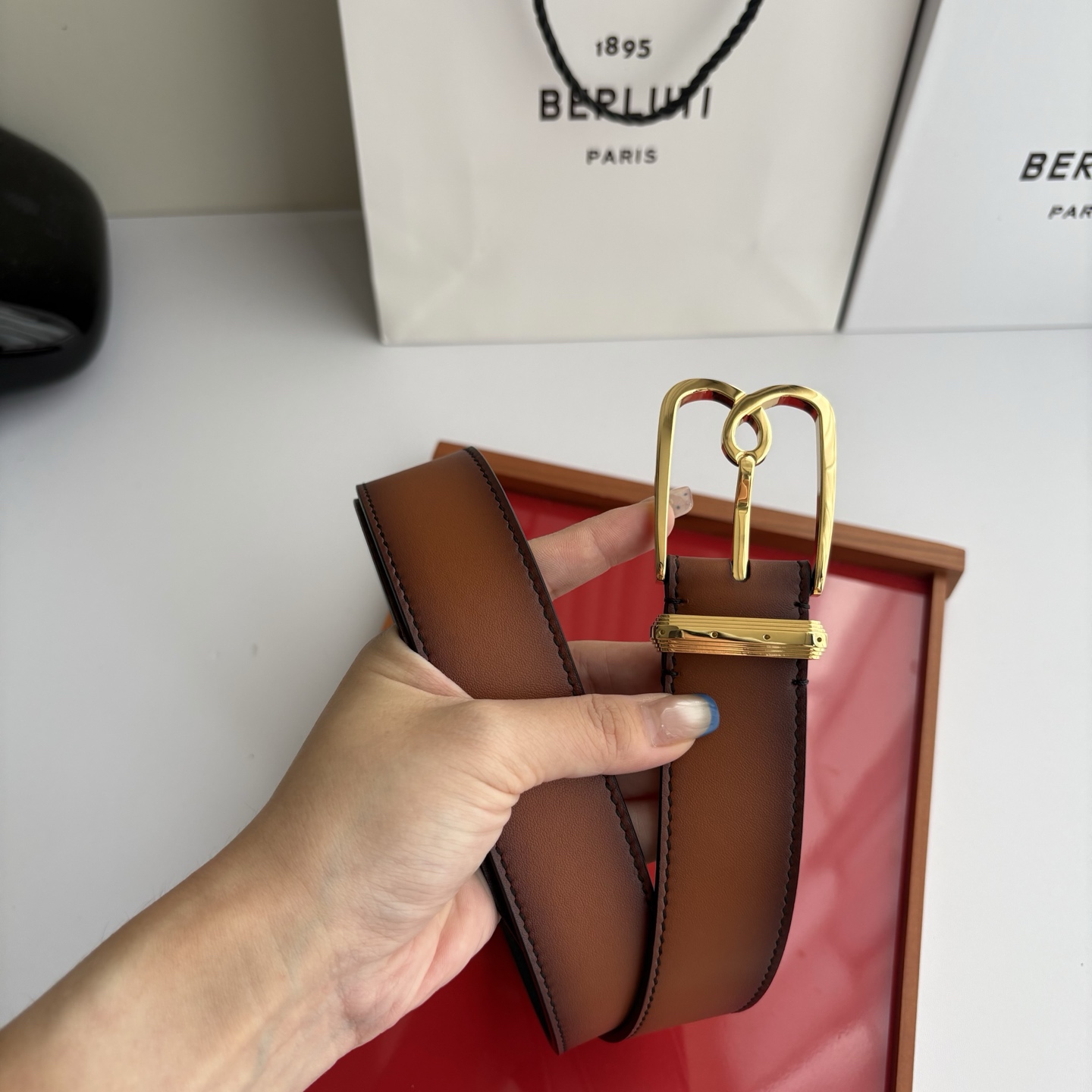 伯尔鲁帝 〖  Berluti  〗:采用意大利Venezia皮革和Patina古法染色工艺双面顶级头层小牛皮，搭配专柜