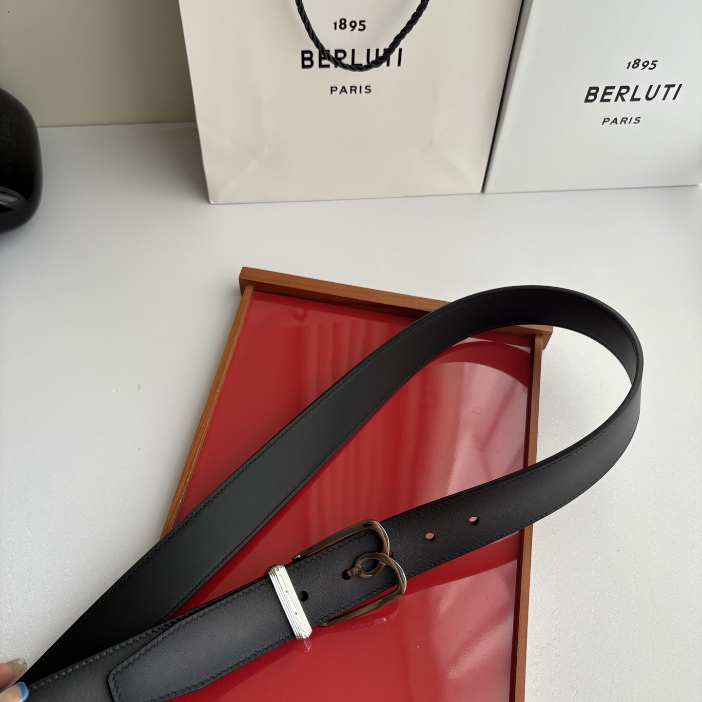 伯尔鲁帝 〖  Berluti  〗:采用意大利Venezia皮革和Patina古法染色工艺双面顶级头层小牛皮，搭配专柜