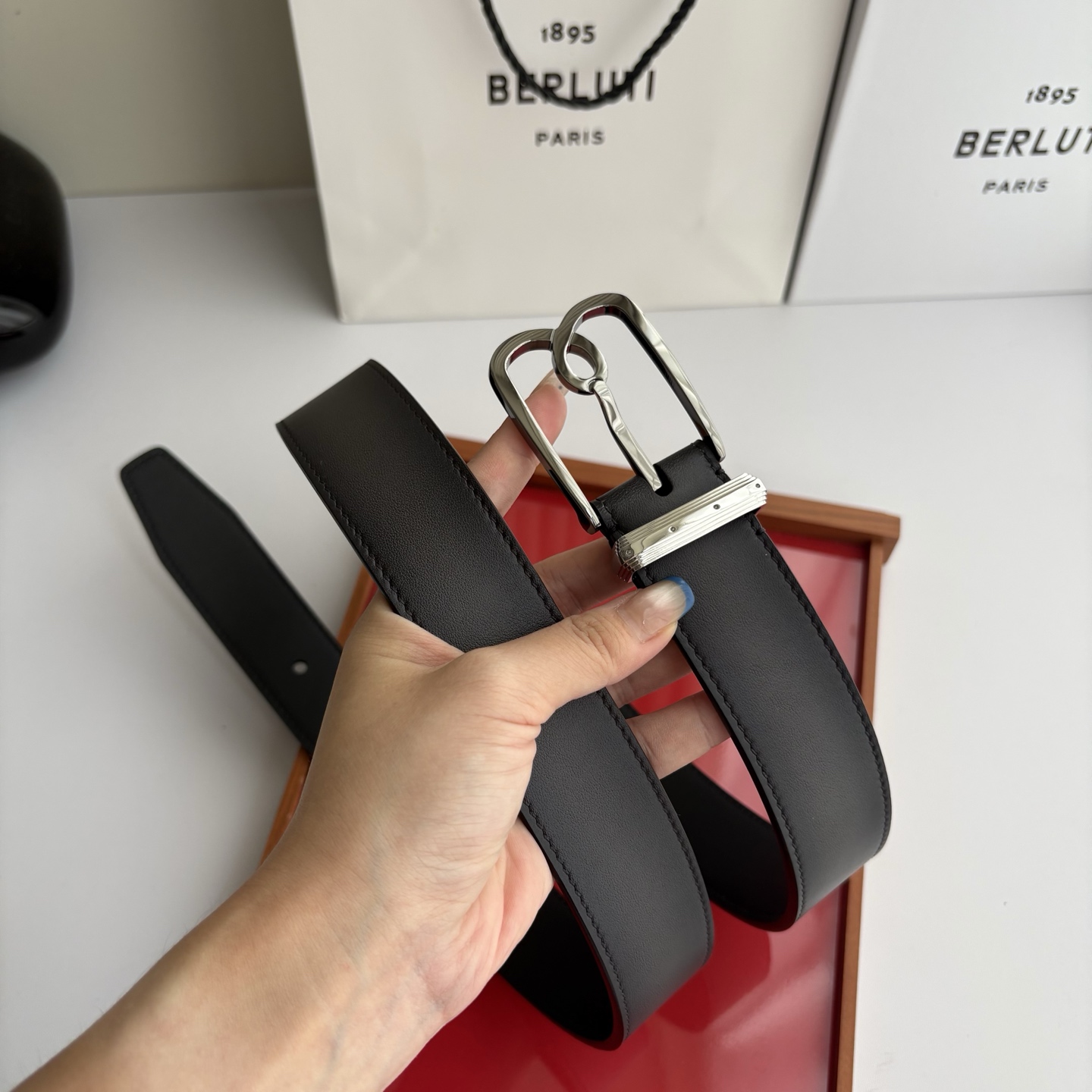 伯尔鲁帝 〖  Berluti  〗:采用意大利Venezia皮革和Patina古法染色工艺双面顶级头层小牛皮，搭配专柜