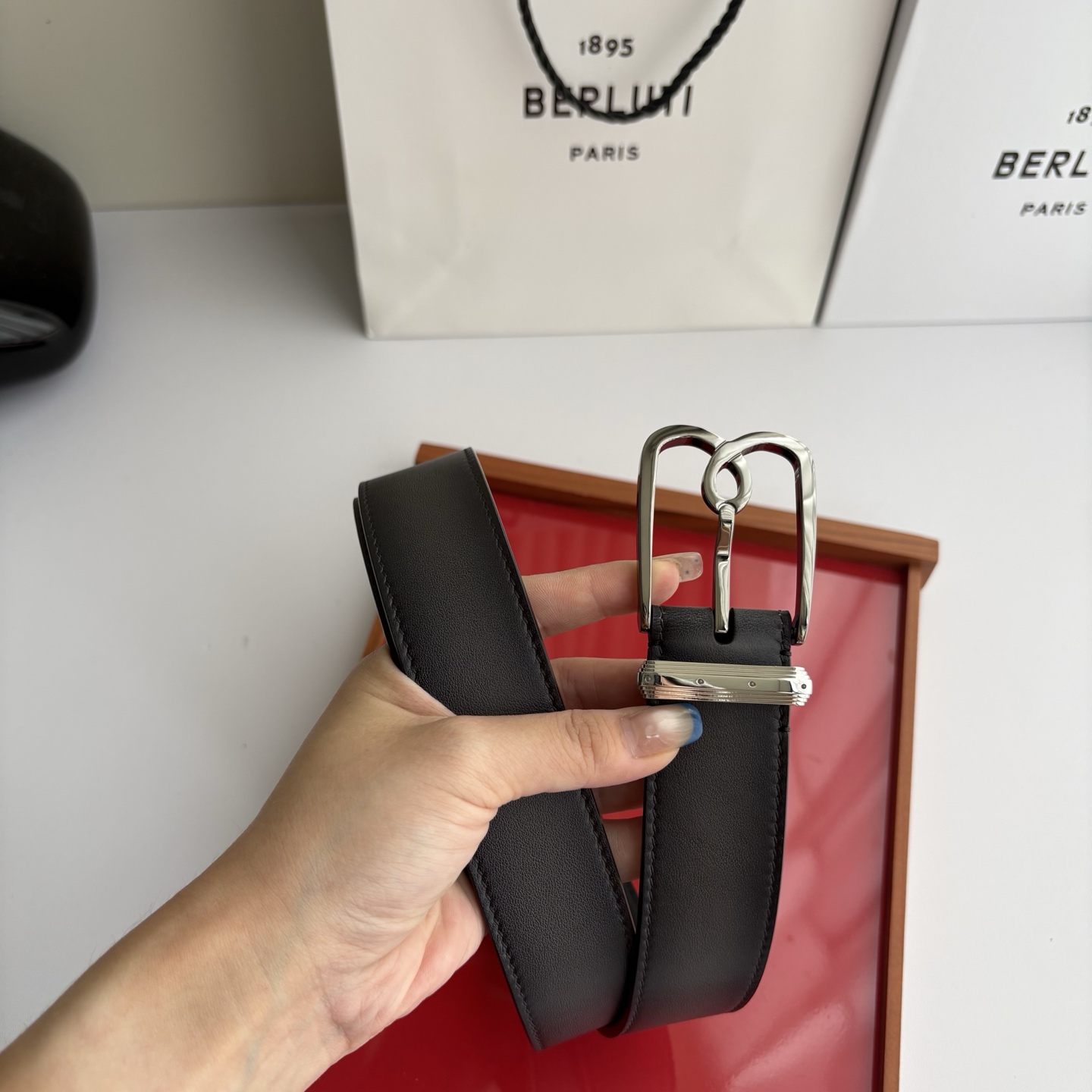 伯尔鲁帝 〖  Berluti  〗:采用意大利Venezia皮革和Patina古法染色工艺双面顶级头层小牛皮，搭配专柜