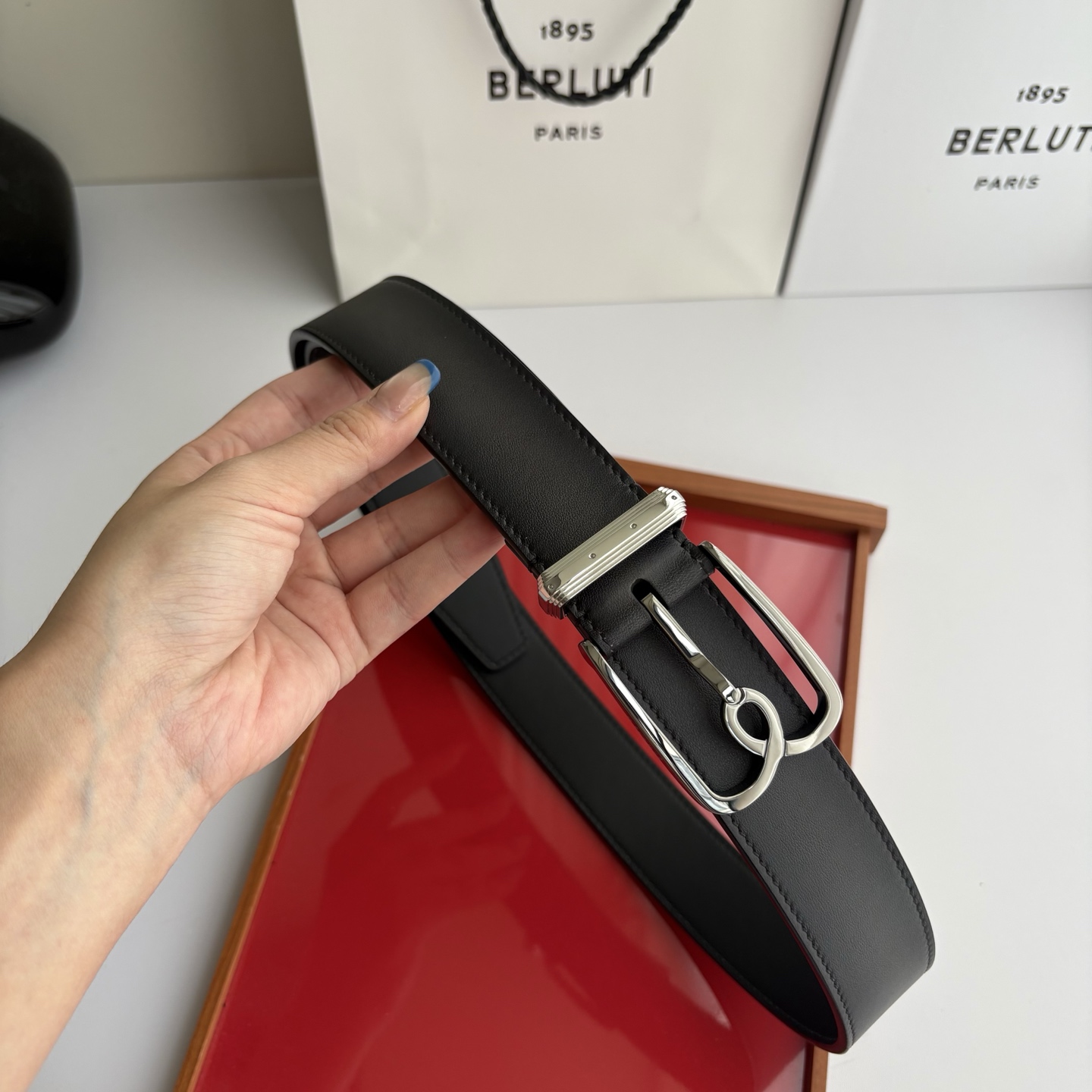 伯尔鲁帝 〖  Berluti  〗:采用意大利Venezia皮革和Patina古法染色工艺双面顶级头层小牛皮，搭配专柜