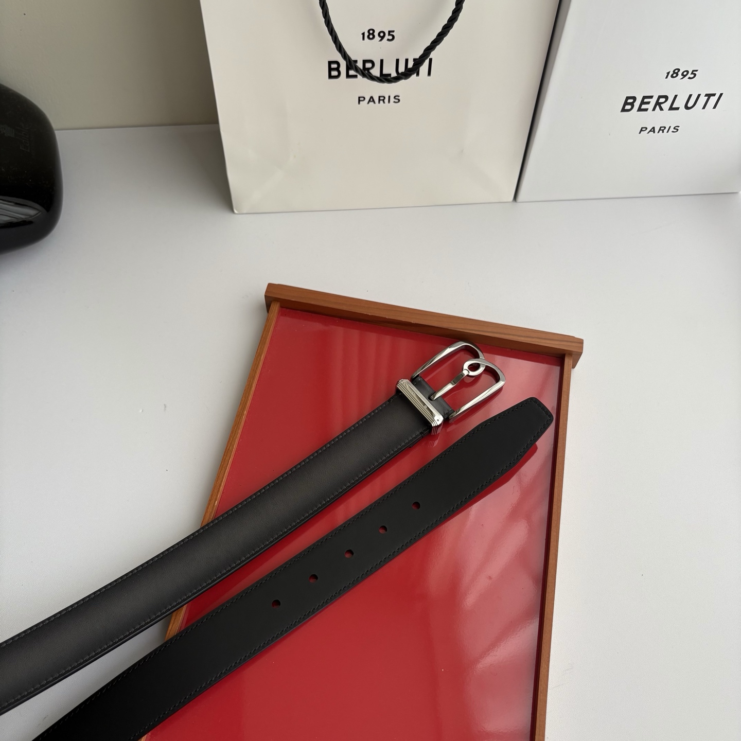 伯尔鲁帝 〖  Berluti  〗:采用意大利Venezia皮革和Patina古法染色工艺双面顶级头层小牛皮，搭配专柜