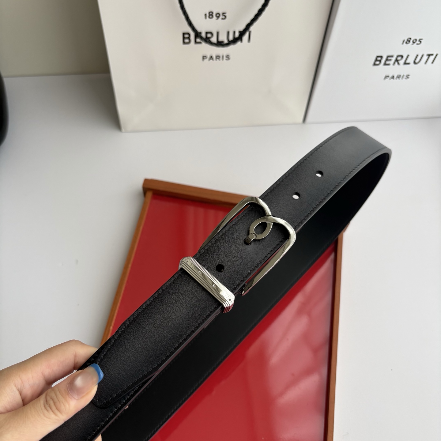 伯尔鲁帝 〖  Berluti  〗:采用意大利Venezia皮革和Patina古法染色工艺双面顶级头层小牛皮，搭配专柜