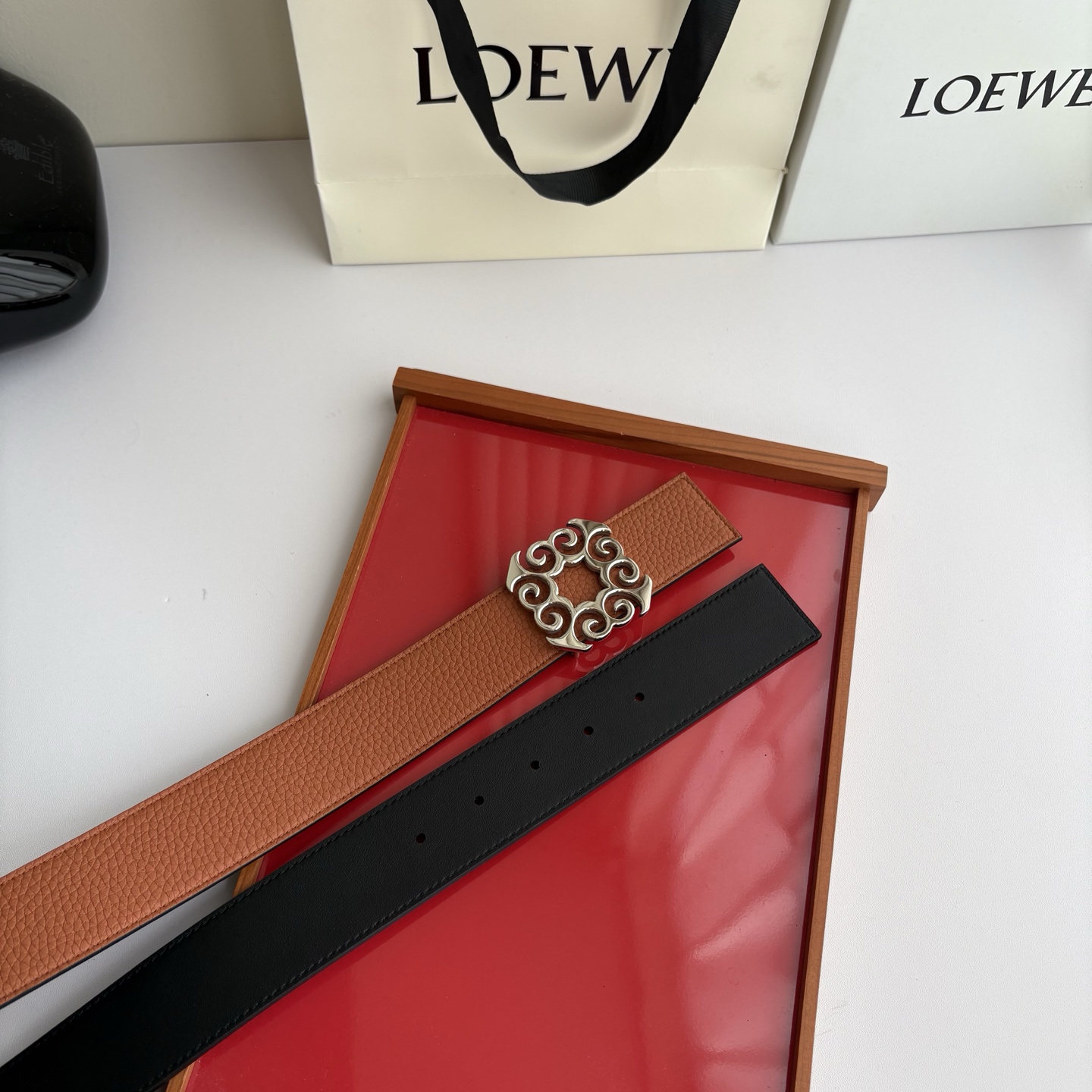 LOEWE (罗意威) 精品挂扣 搭配柔软双面小牛皮制作，时尚百搭，宽4.0cm