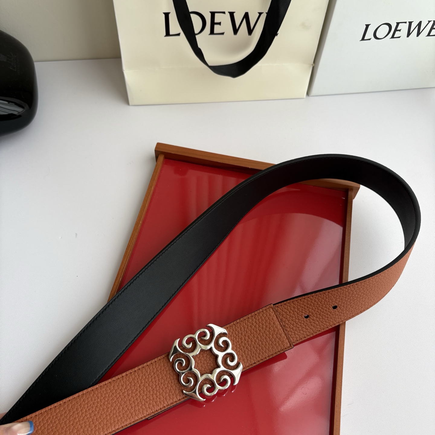 LOEWE (罗意威) 精品挂扣 搭配柔软双面小牛皮制作，时尚百搭，宽4.0cm