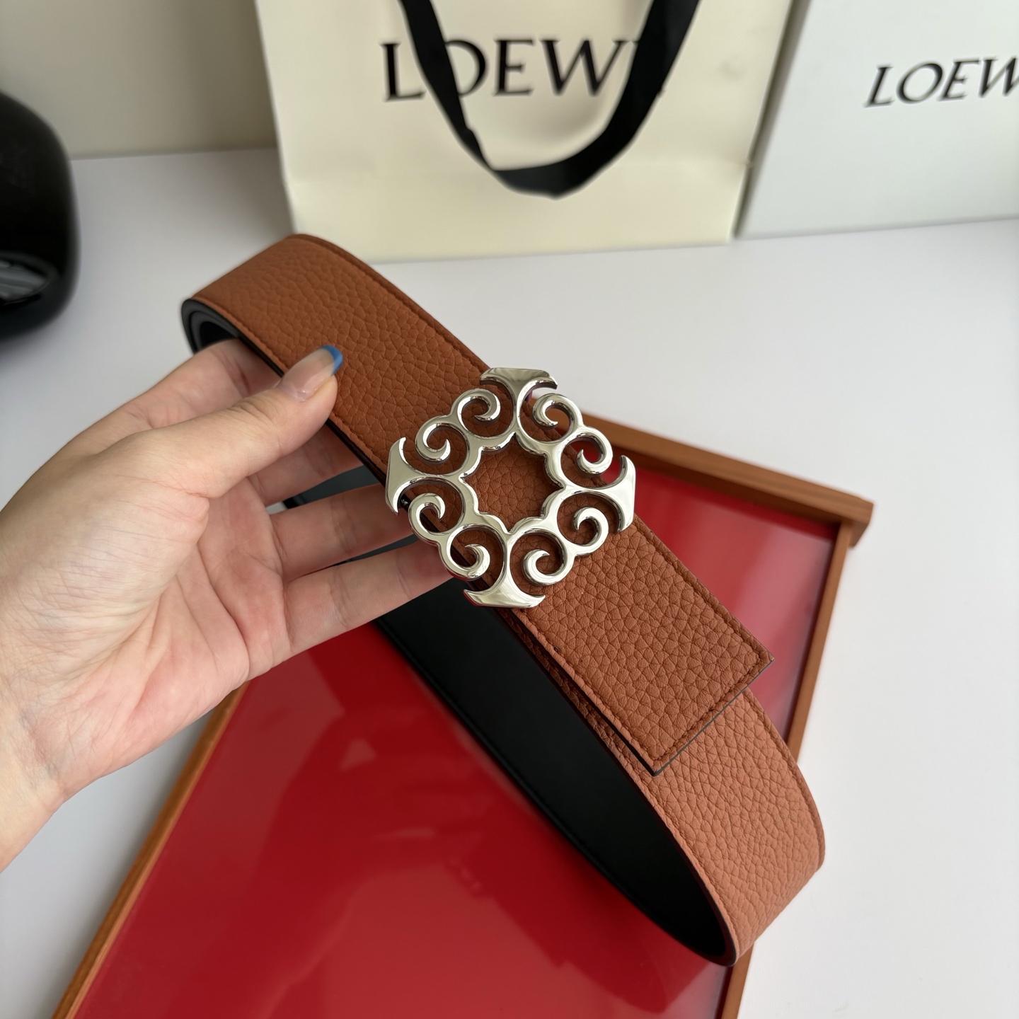 LOEWE (罗意威) 精品挂扣 搭配柔软双面小牛皮制作，时尚百搭，宽4.0cm