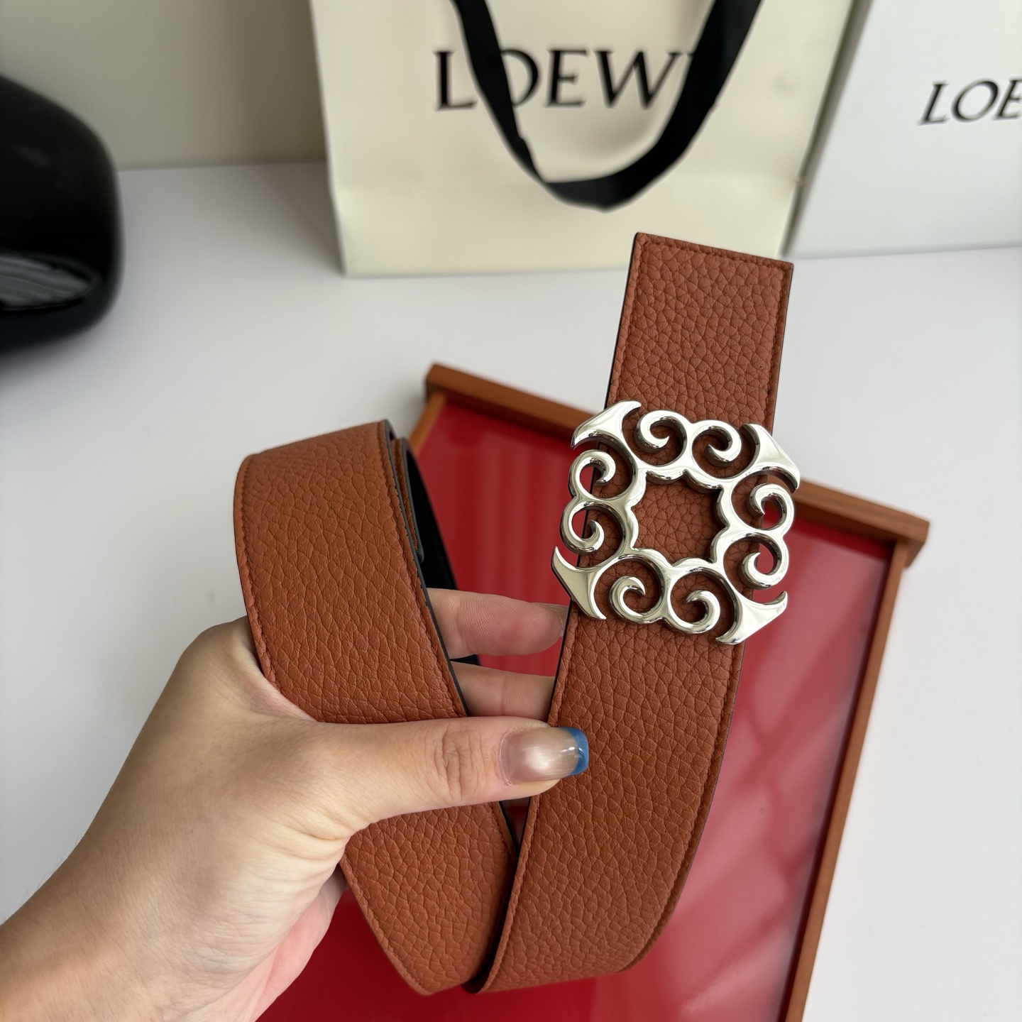 LOEWE (罗意威) 精品挂扣 搭配柔软双面小牛皮制作，时尚百搭，宽4.0cm