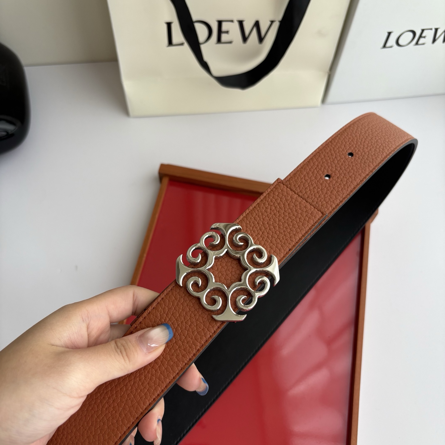 LOEWE (罗意威) 精品挂扣 搭配柔软双面小牛皮制作，时尚百搭，宽4.0cm