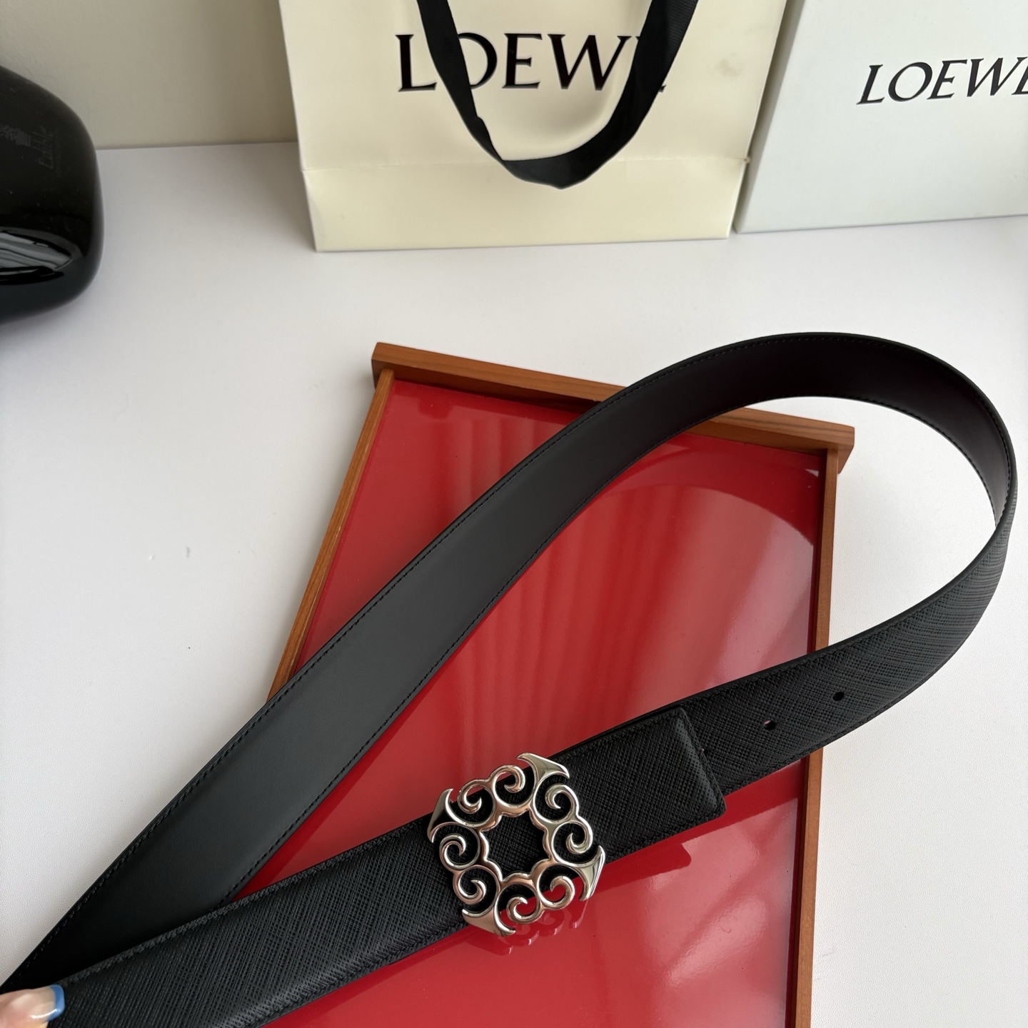 LOEWE (罗意威) 精品挂扣 搭配柔软双面小牛皮制作，时尚百搭，宽4.0cm