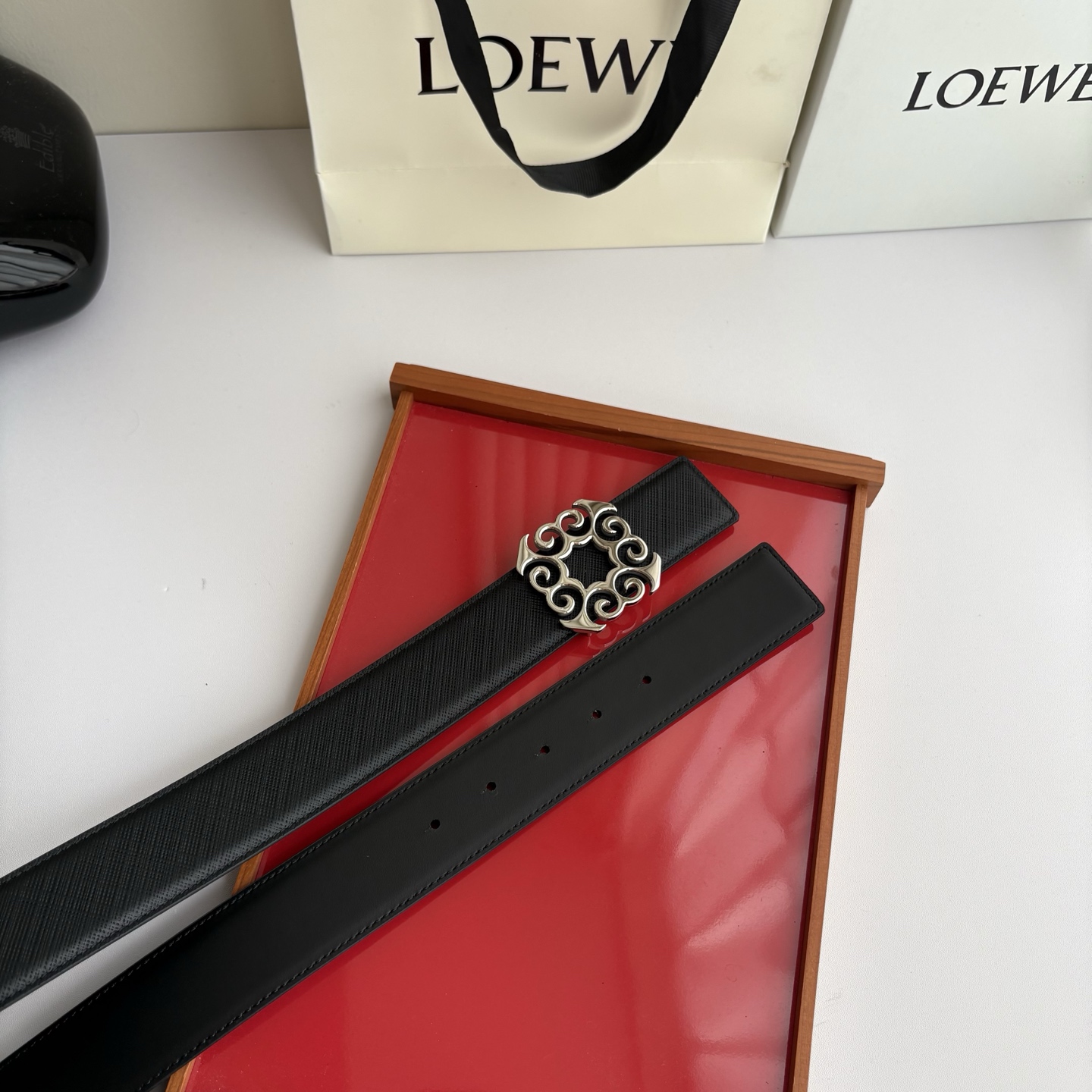 LOEWE (罗意威) 精品挂扣 搭配柔软双面小牛皮制作，时尚百搭，宽4.0cm