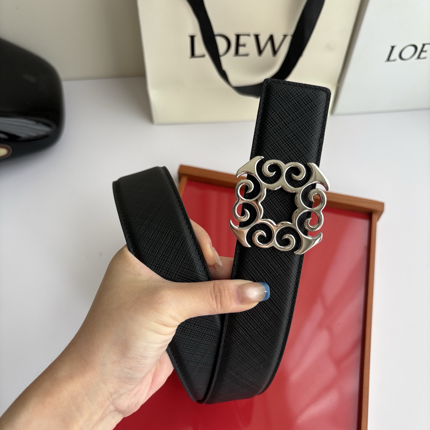 LOEWE (罗意威) 精品挂扣 搭配柔软双面小牛皮制作，时尚百搭，宽4.0cm