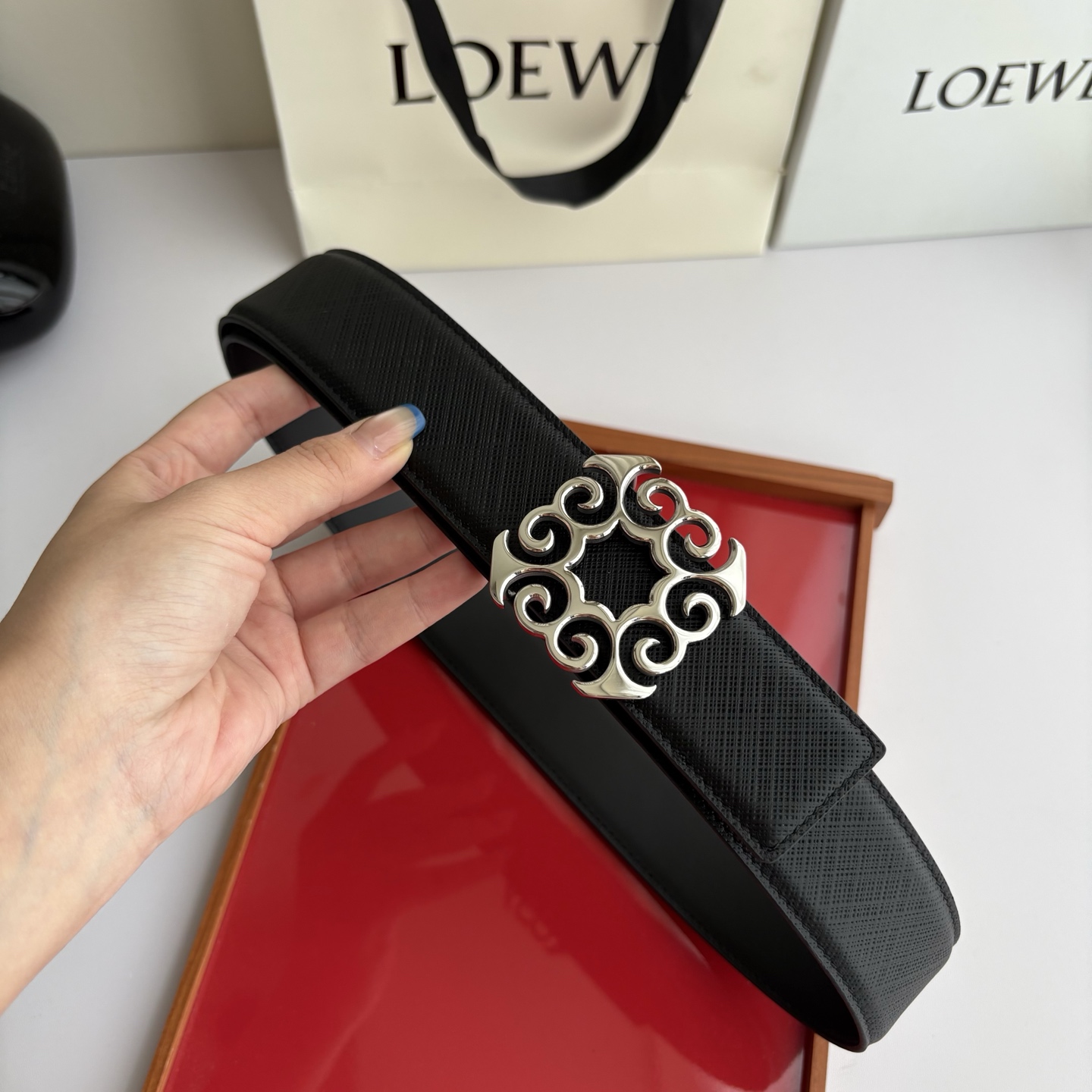 LOEWE (罗意威) 精品挂扣 搭配柔软双面小牛皮制作，时尚百搭，宽4.0cm