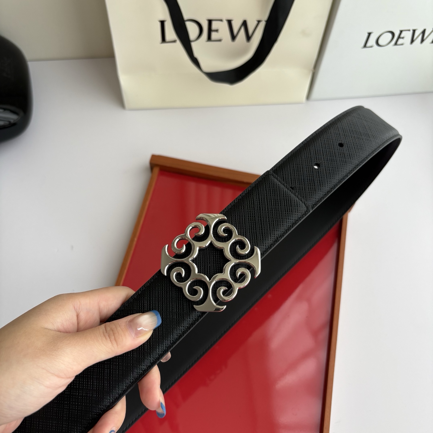 LOEWE (罗意威) 精品挂扣 搭配柔软双面小牛皮制作，时尚百搭，宽4.0cm