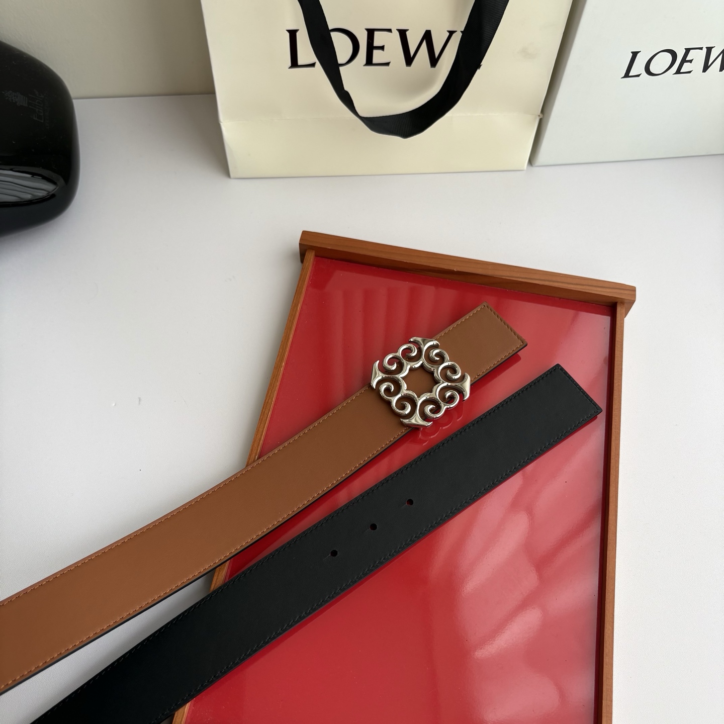 LOEWE (罗意威) 精品挂扣 搭配柔软双面小牛皮制作，时尚百搭，宽4.0cm