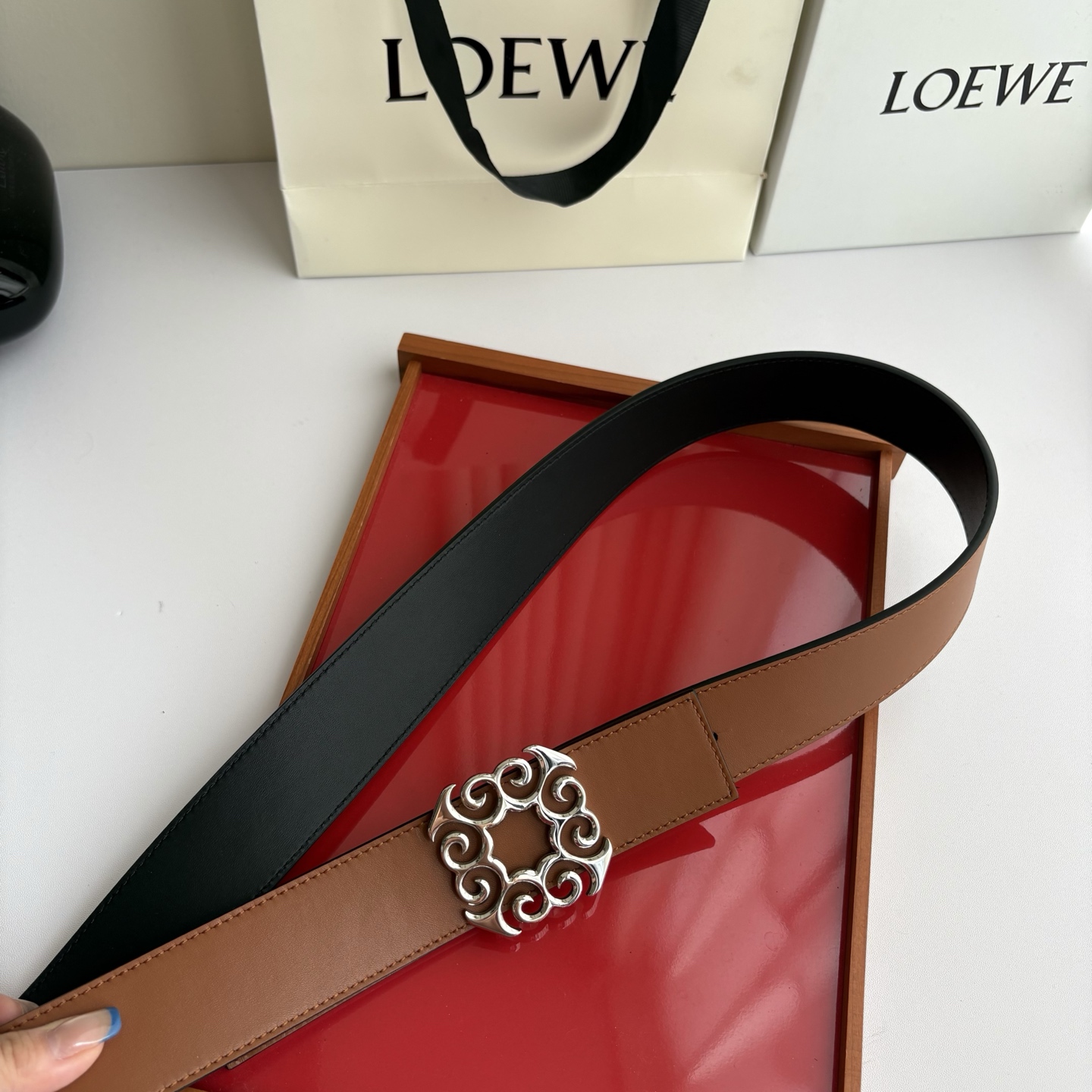 LOEWE (罗意威) 精品挂扣 搭配柔软双面小牛皮制作，时尚百搭，宽4.0cm