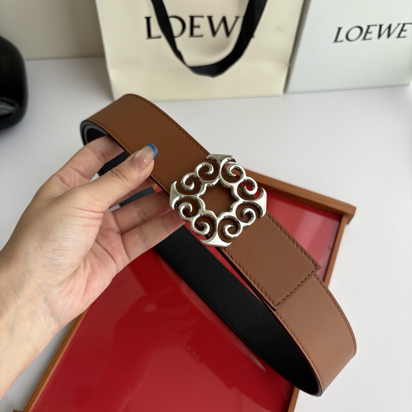 LOEWE (罗意威) 精品挂扣 搭配柔软双面小牛皮制作，时尚百搭，宽4.0cm