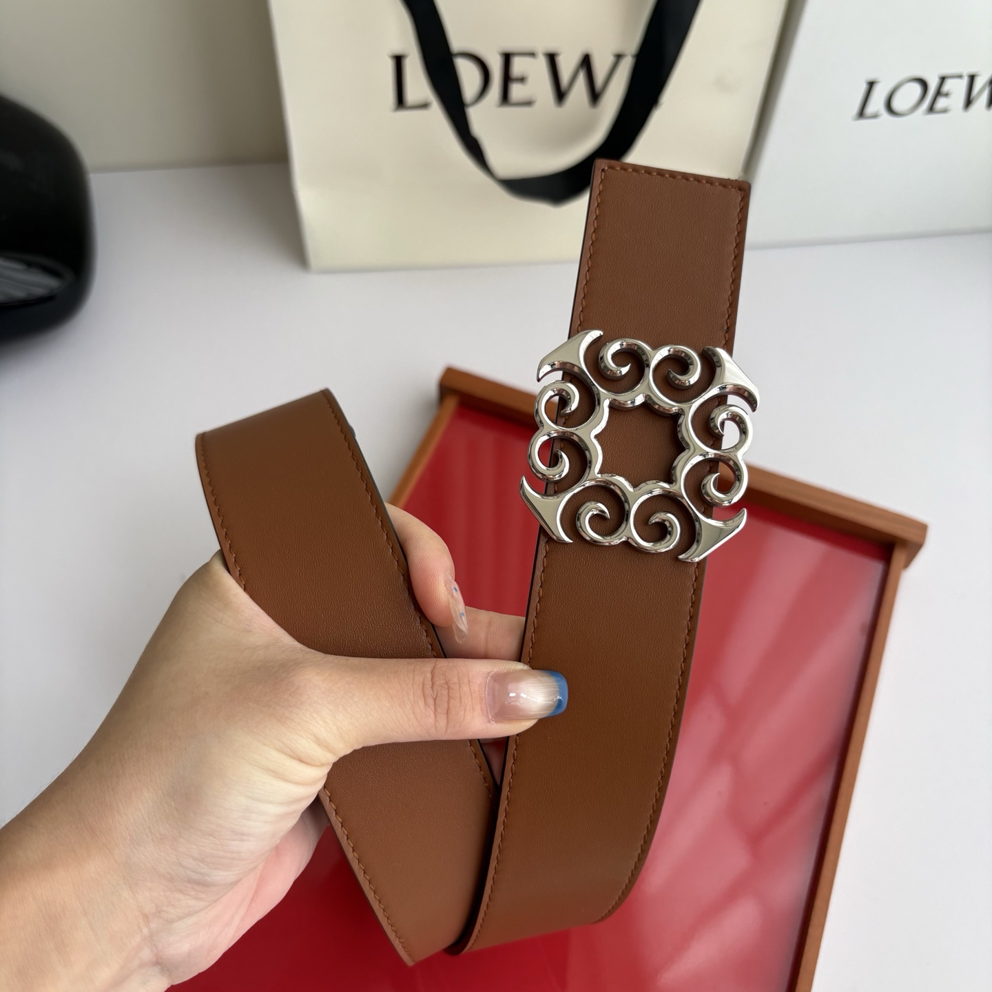 LOEWE (罗意威) 精品挂扣 搭配柔软双面小牛皮制作，时尚百搭，宽4.0cm