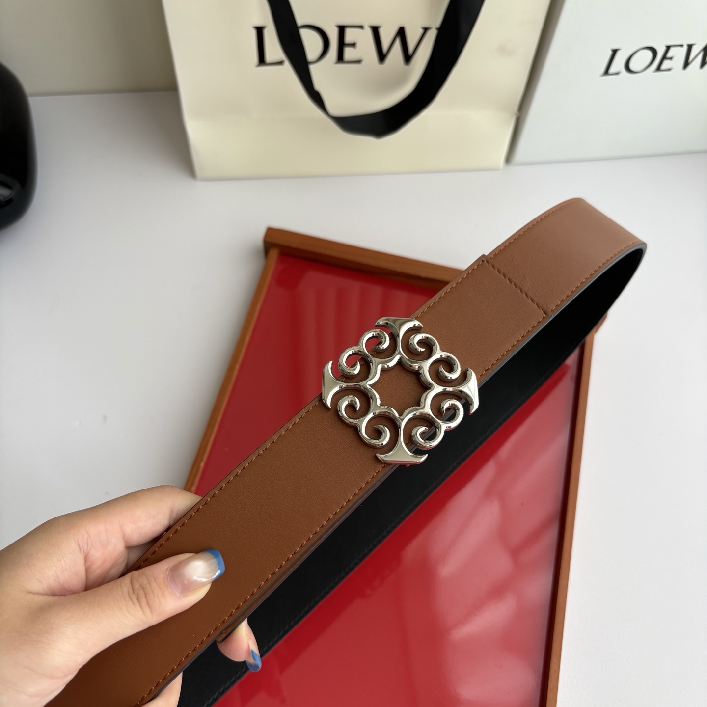 LOEWE (罗意威) 精品挂扣 搭配柔软双面小牛皮制作，时尚百搭，宽4.0cm