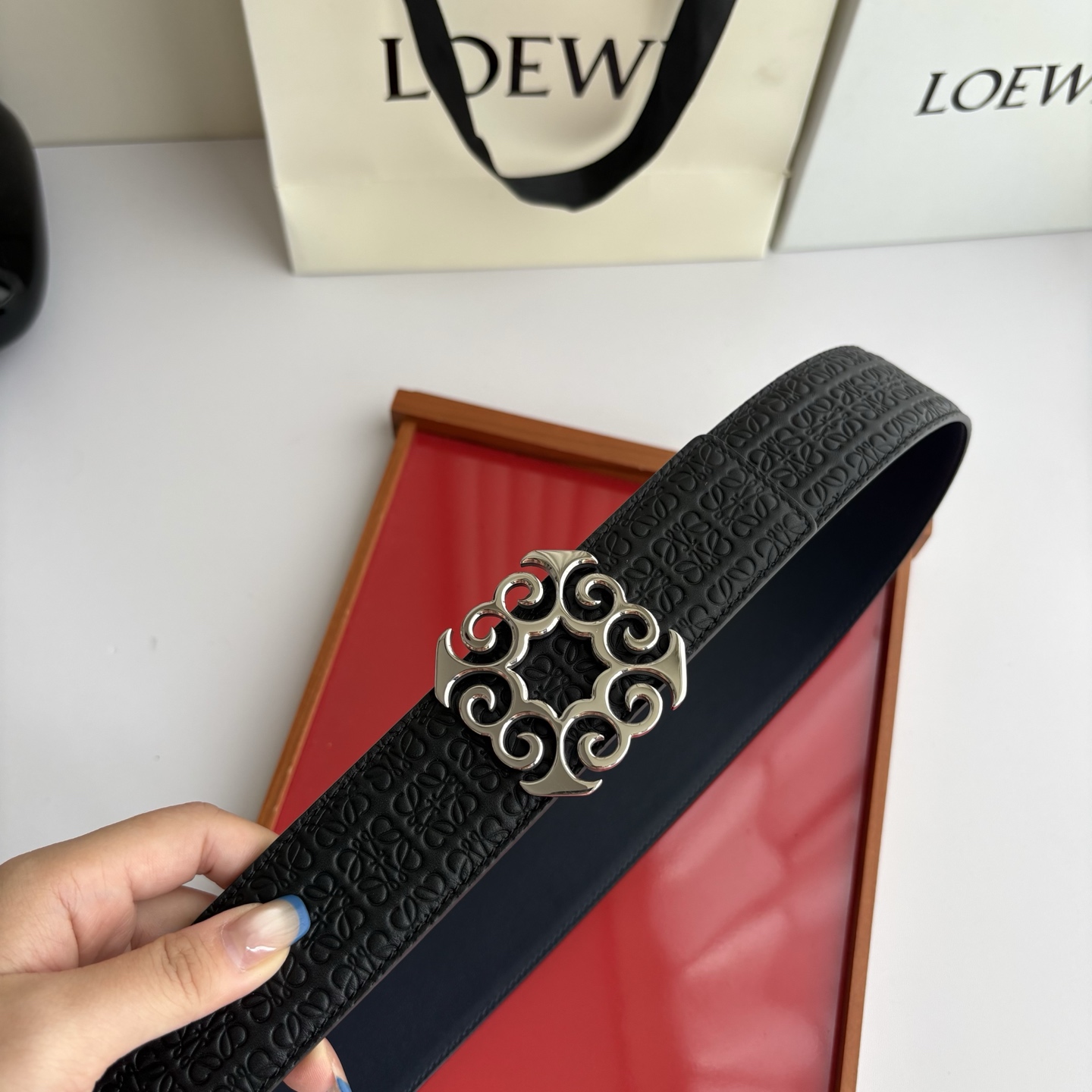 LOEWE (罗意威) 精品挂扣 搭配柔软双面小牛皮制作，时尚百搭，宽4.0cm