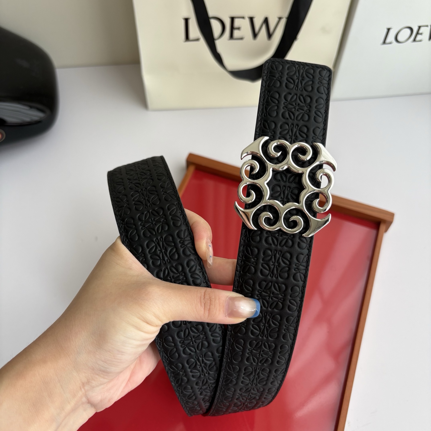 LOEWE (罗意威) 精品挂扣 搭配柔软双面小牛皮制作，时尚百搭，宽4.0cm