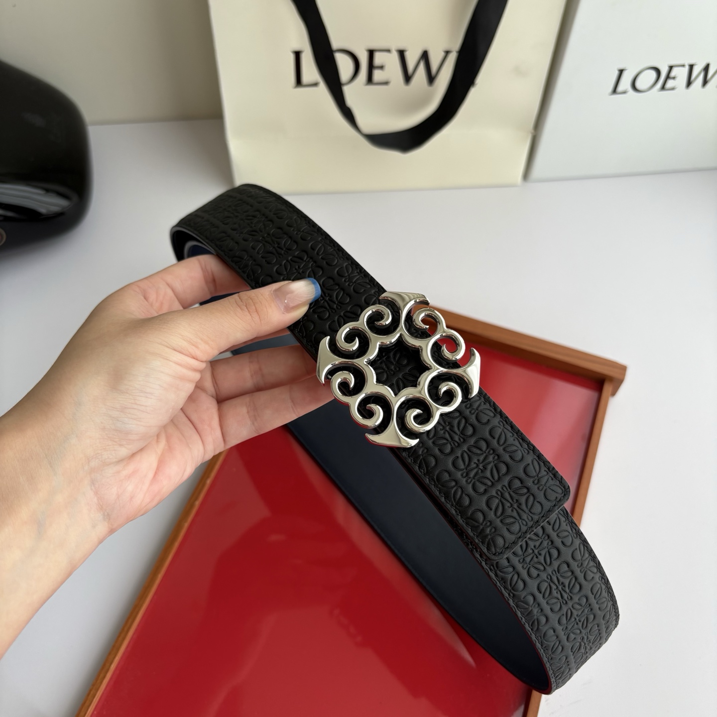 LOEWE (罗意威) 精品挂扣 搭配柔软双面小牛皮制作，时尚百搭，宽4.0cm