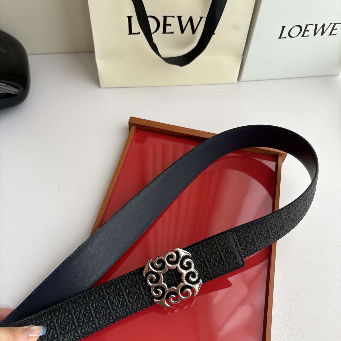 LOEWE (罗意威) 精品挂扣 搭配柔软双面小牛皮制作，时尚百搭，宽4.0cm