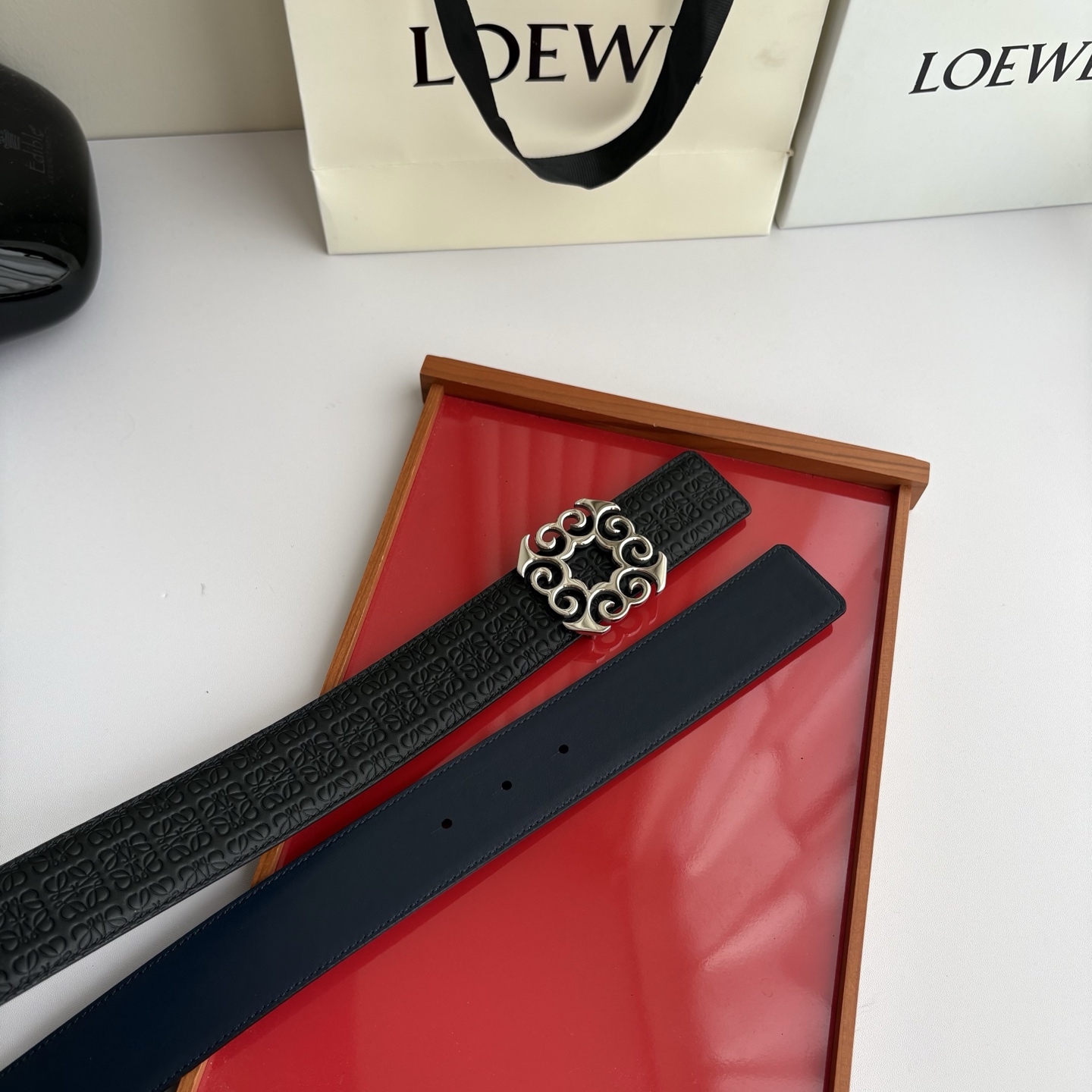 LOEWE (罗意威) 精品挂扣 搭配柔软双面小牛皮制作，时尚百搭，宽4.0cm