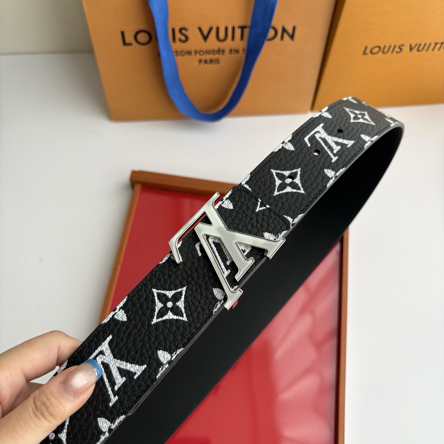 Lv荔枝纹印花搭配另一面黑色平纹底，搭配精品挂扣，精致百搭，时尚大方，宽4.0cm